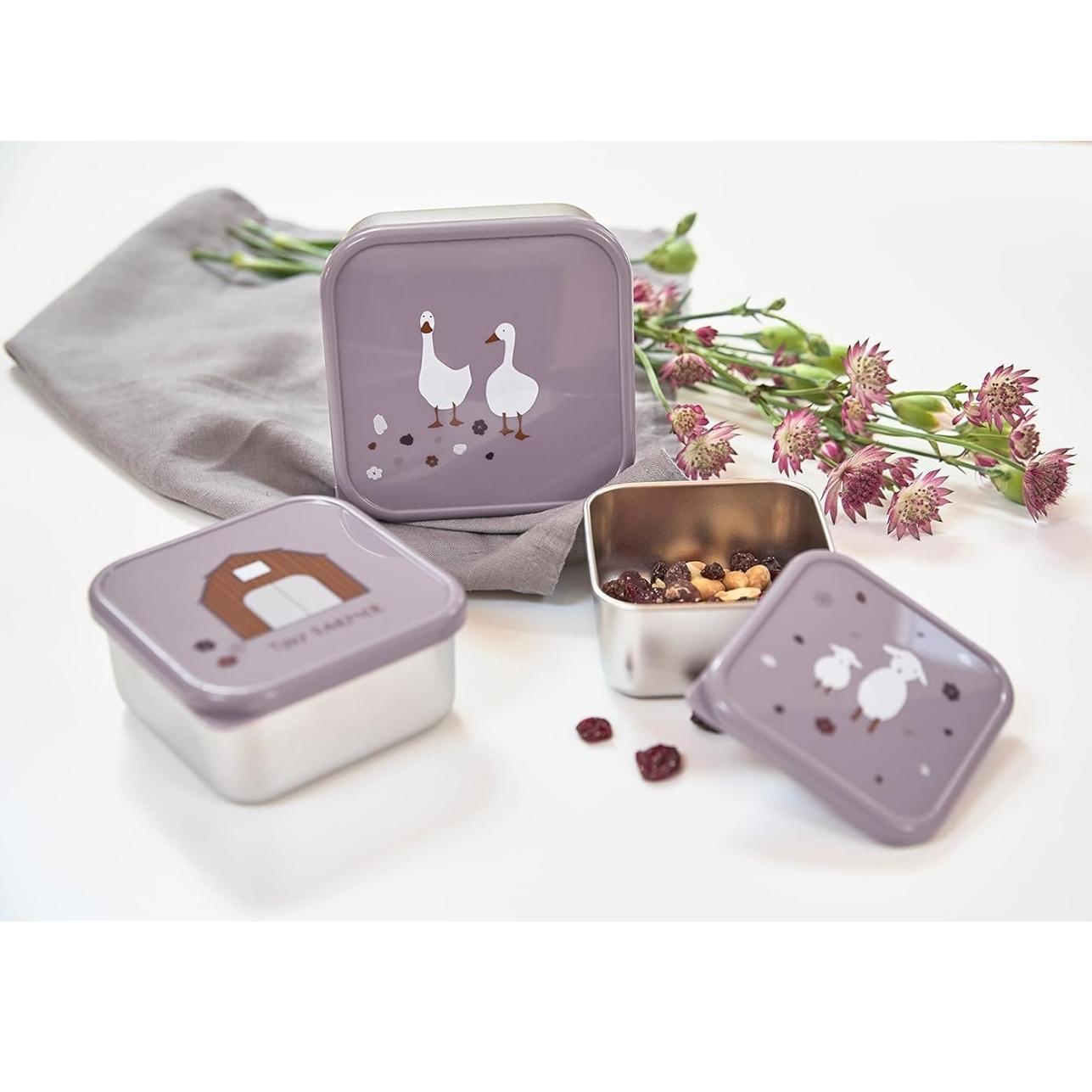 set de 3 cajitas de almuerzo de la colección Tiny Farmer de LÄSSIG es ideal para familias que buscan combinar diseño, funcionalidad y materiales seguros. Perfectas para niños a partir de 3 años, estas cajitas acompañan a tus peques en el cole, excursiones o meriendas al aire libre.