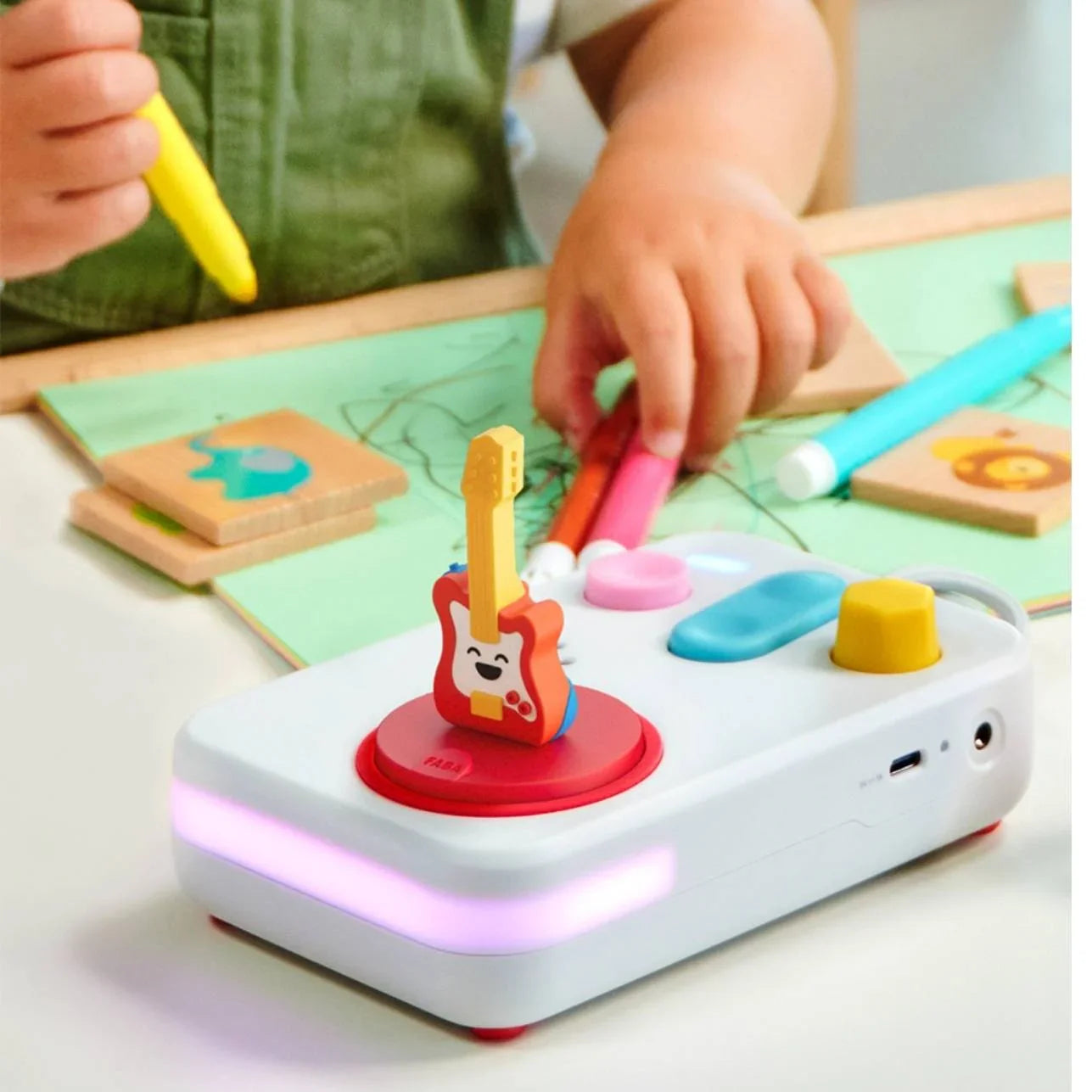 Un viaje sonoro a los orígenes del rock, pensado para cantar, bailar y disfrutar en familia.
Una recopilación de 15 canciones irresistibles que transportan a grandes y pequeños a la época dorada del rock’n’roll, con éxitos de los años 50 y 60 reinterpretados con frescura por voces infantiles. Desde Rock Around the Clock hasta Johnny B. Goode, esta lista es pura energía, ritmo y diversión.