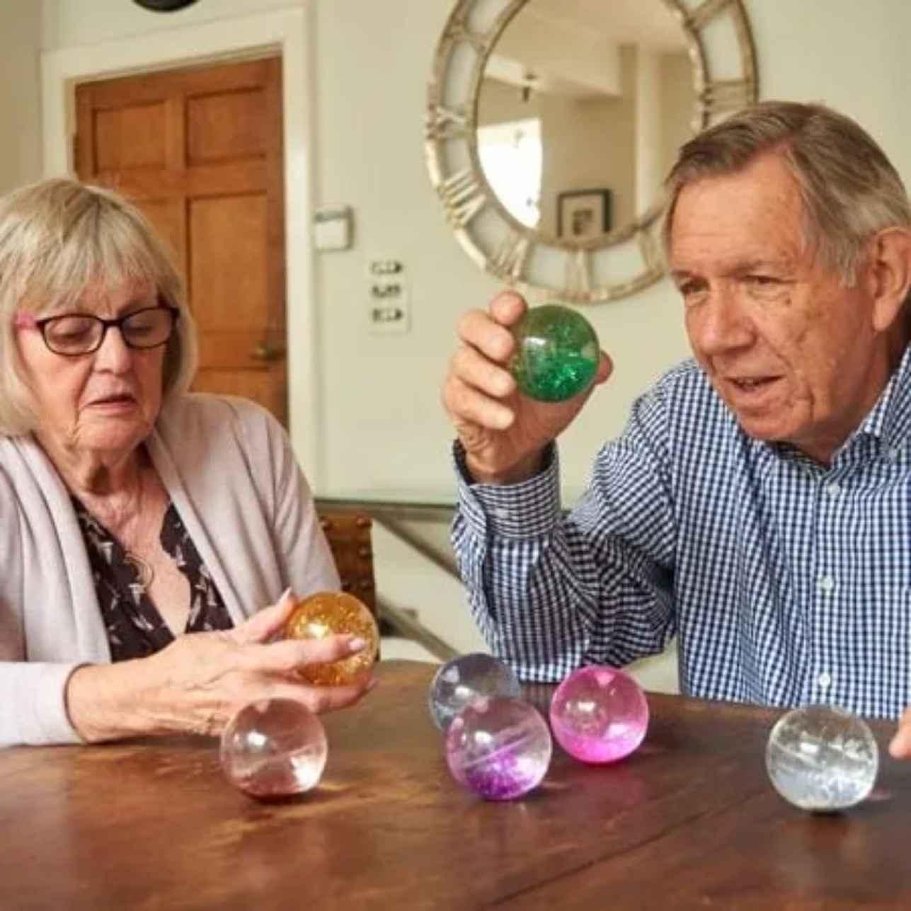 Set de Bolas Sensoriales Rainbow Glitter – 7 unidades 🌈✨
Edad recomendada: +18 meses
Dimensiones: 6,5 cm de diámetro
Incluye: 7 bolas sensoriales (roja, plateada, dorada, verde, azul, rosa y violeta)