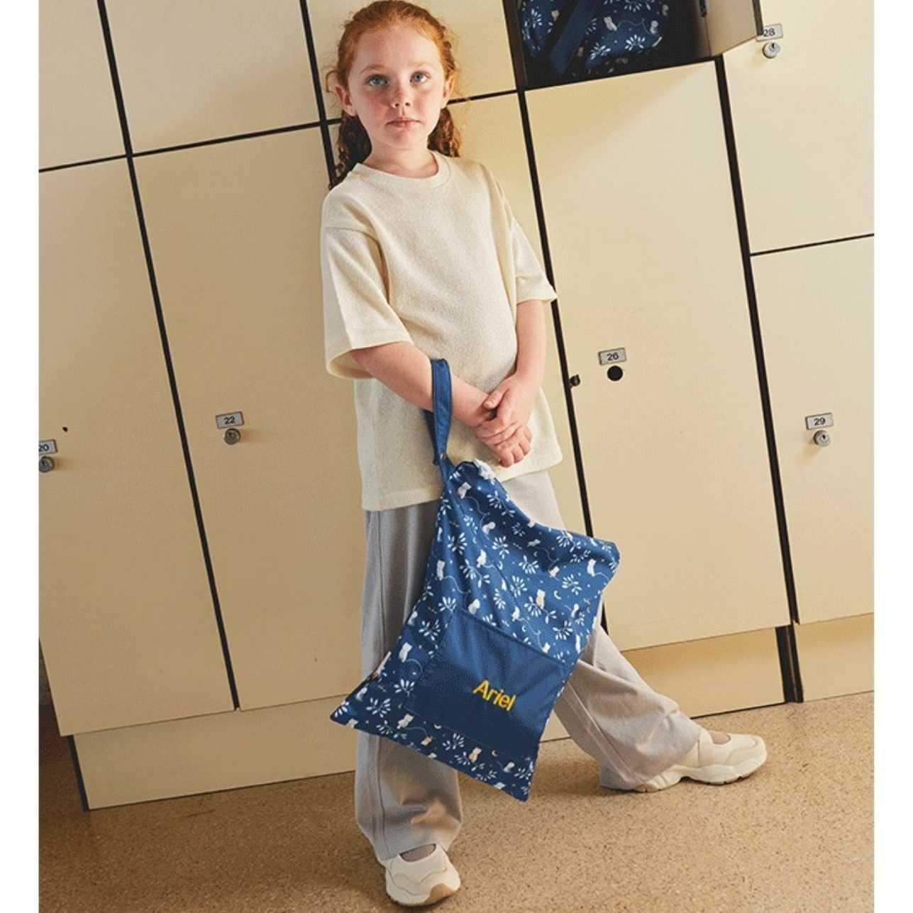 a Bolsa Impermeable Magical Forest Personalizable de Tutete es justo lo que necesitas.
Esta bolsa es perfecta para llevar la muda de recambio a la escuela infantil o para guardar la ropa mojada o manchada después de una clase de natación. ¡Incluso es ideal para llevar la ropa interior cuando estás de viaje! El tamaño cómodo y versátil de la bolsa te permitirá llevar todo lo que necesitas.