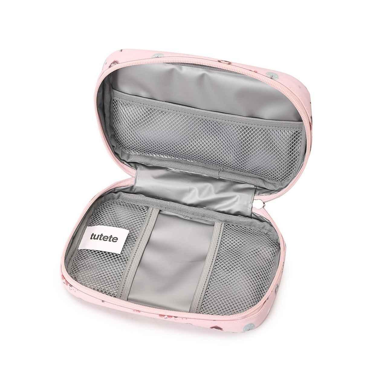 La bolsa sanitaria infantil Caperucita de Tutete es la solución perfecta para llevar lo esencial de primeros auxilios siempre a mano. Compacta, resistente y con un diseño que enamora, está pensada para acompañar a tu peque al cole, a excursiones o en cualquier salida.
Confeccionada en materiales reciclados (RPET + PEVA), ofrece un interior aislante y acolchado que protege medicamentos, tiritas o productos de higiene de la humedad y los golpes. Sus tres bolsillos de malla permiten mantener todo bien organiz