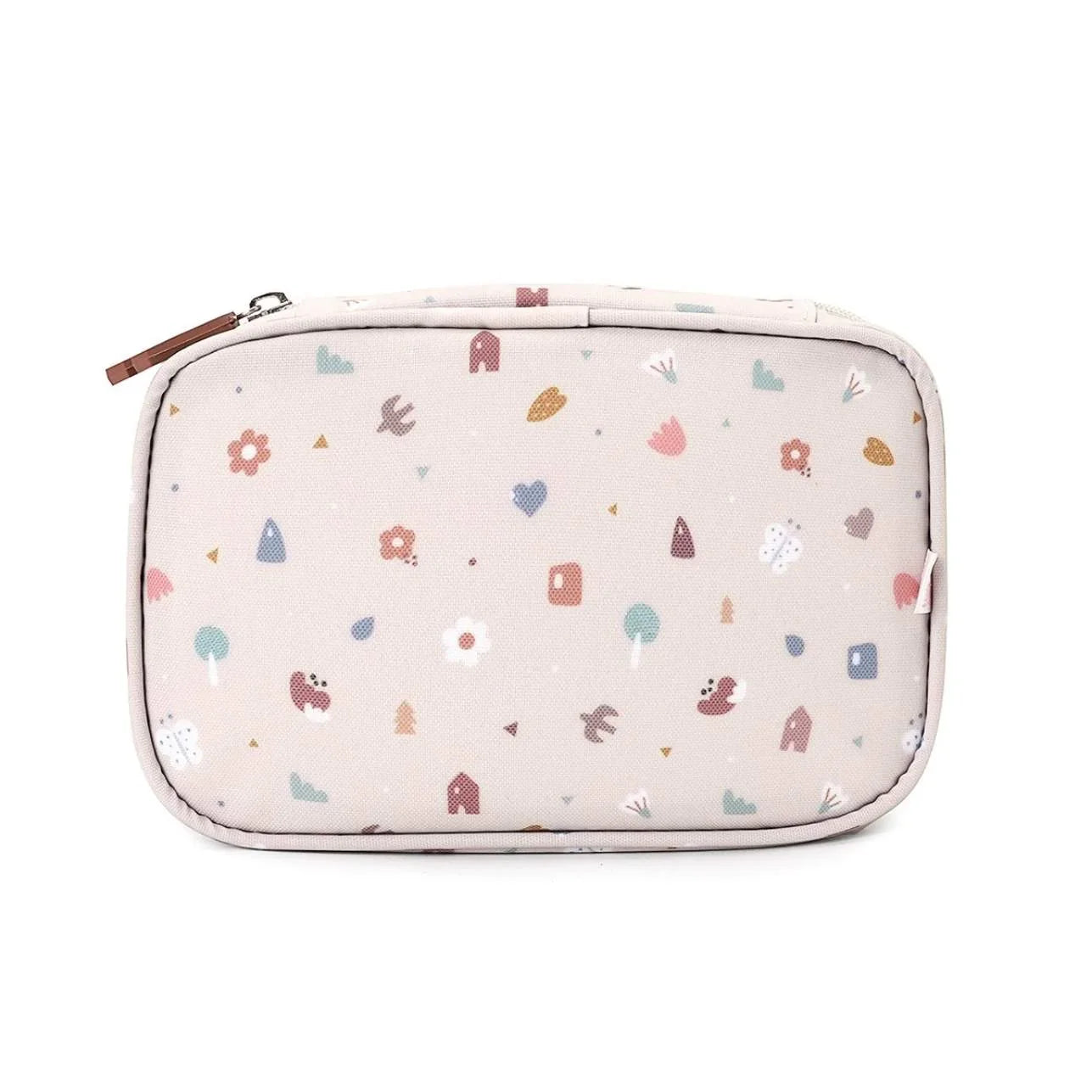 ¡Todo bajo control para la vuelta al cole! La bolsa sanitaria infantil Geometric Natura de Tutete es la solución perfecta para llevar lo esencial de primeros auxilios siempre a mano. Compacta, resistente y con un diseño que enamora, está pensada para acompañar a tu peque al cole, a excursiones o en cualquier salida.
Confeccionada en materiales reciclados (RPET + PEVA), ofrece un interior aislante y acolchado que protege medicamentos, tiritas o productos de higiene de la humedad y los golpes. Sus tres bolsi