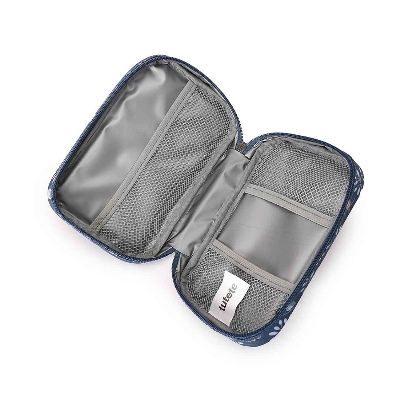 bolsa sanitaria infantil Magical Forest de Tutete es la solución perfecta para llevar lo esencial de primeros auxilios siempre a mano. Compacta, resistente y con un diseño que enamora, está pensada para acompañar a tu peque al cole, a excursiones o en cualquier salida.
Confeccionada en materiales reciclados (RPET + PEVA), ofrece un interior aislante y acolchado que protege medicamentos, tiritas o productos de higiene de la humedad y los golpes. Sus tres bolsillos de malla permiten mantener todo bien organi