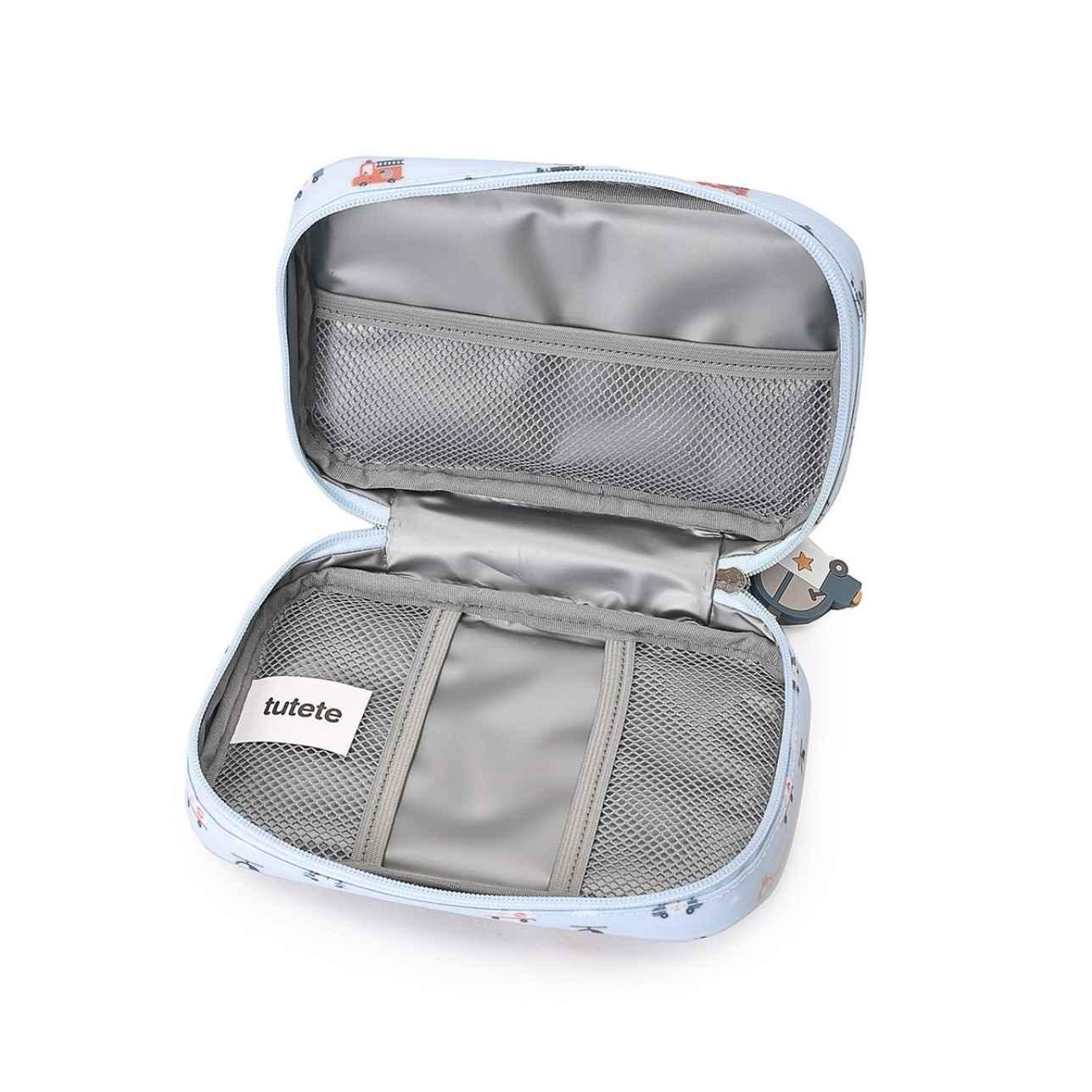 La bolsa sanitaria infantil City Cars de Tutete es la solución perfecta para llevar lo esencial de primeros auxilios siempre a mano. Compacta, resistente y con un diseño que enamora, está pensada para acompañar a tu peque al cole, a excursiones o en cualquier salida.
Confeccionada en materiales reciclados (RPET + PEVA), ofrece un interior aislante y acolchado que protege medicamentos, tiritas o productos de higiene de la humedad y los golpes. Sus tres bolsillos de malla permiten mantener todo bien organiz