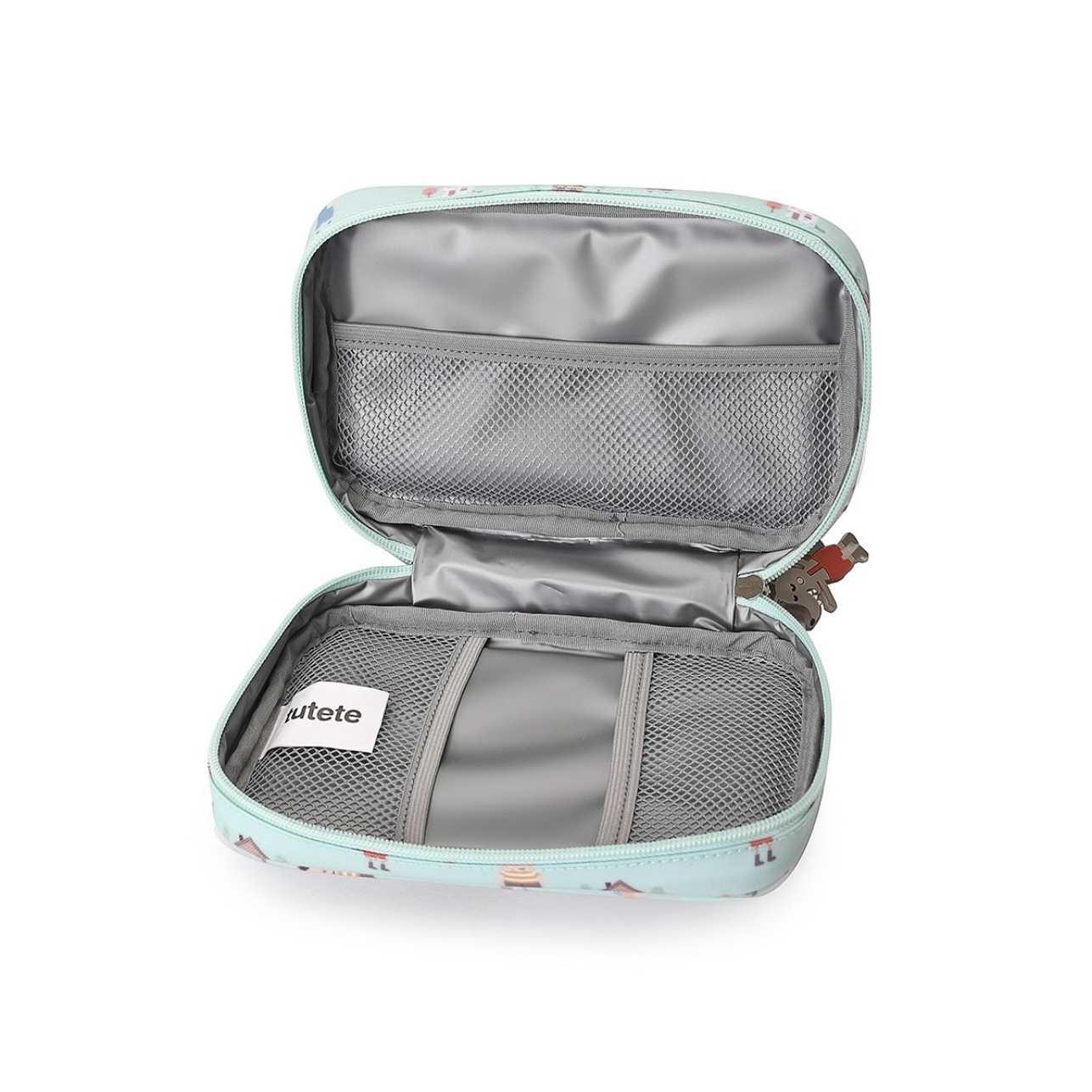 bolsa sanitaria infantil Geometric Natura de Tutete es la solución perfecta para llevar lo esencial de primeros auxilios siempre a mano. Compacta, resistente y con un diseño que enamora, está pensada para acompañar a tu peque al cole, a excursiones o en cualquier salida.
Confeccionada en materiales reciclados (RPET + PEVA), ofrece un interior aislante y acolchado que protege medicamentos, tiritas o productos de higiene de la humedad y los golpes. Sus tres bolsillos de malla permiten mantener todo bien orga