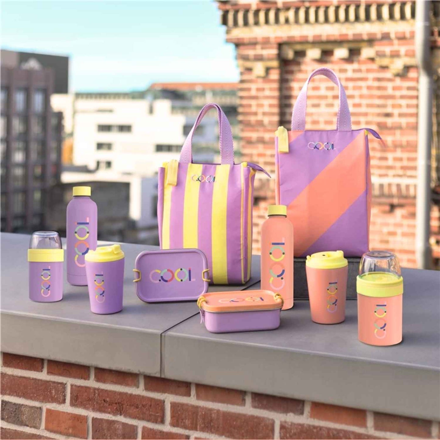 Compra la bolsa térmica aislante TO GO de Die Spiegelburg. Diseño de rayas lila y amarillo, ideal para mantener tus comidas frías o calientes en viajes y oficina. 100% lavable y resistente.