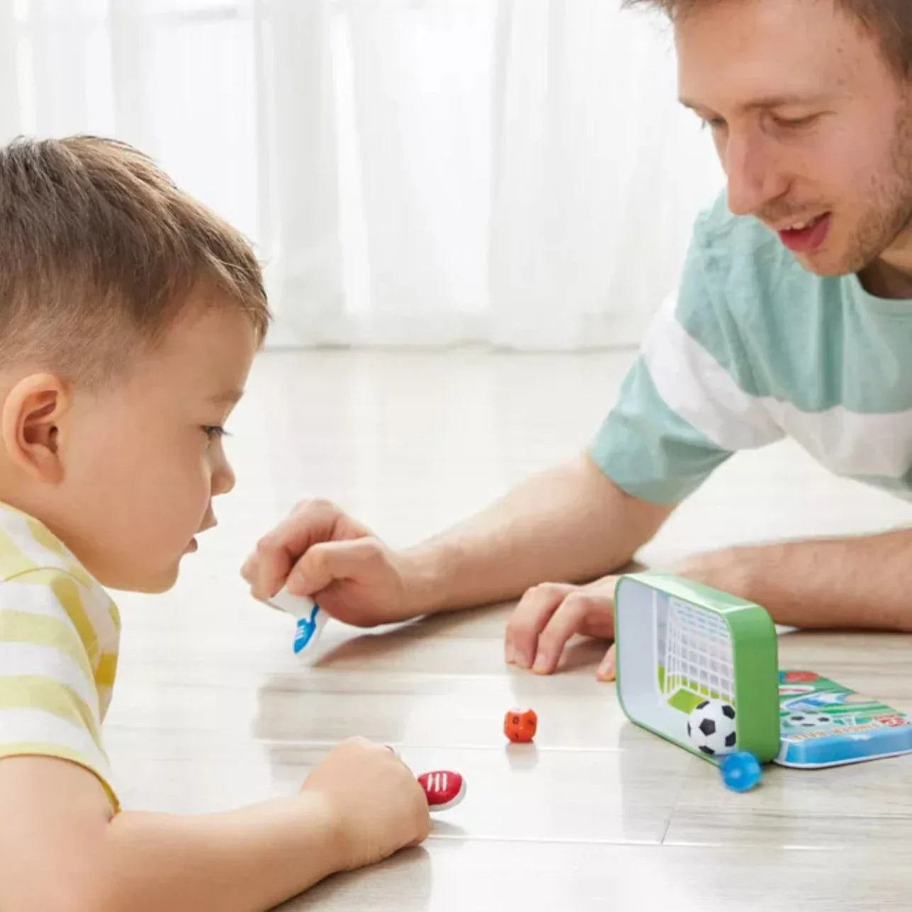 Bolsita de Cumple con Juego Clásico en lata es ese detalle original y divertido que encantará tanto a niños como a padres. Un pequeño tesoro en formato metálico, ideal para regalar en cumpleaños, celebraciones o como detalle especial al final de una fiesta, Y QUE LUEGO RESULTARÁ SUPER PRÁCTICO PARA SALIDAS A COMER FUERA, VIAJES..¡UN ALIADO ANTI PANTALLAS!