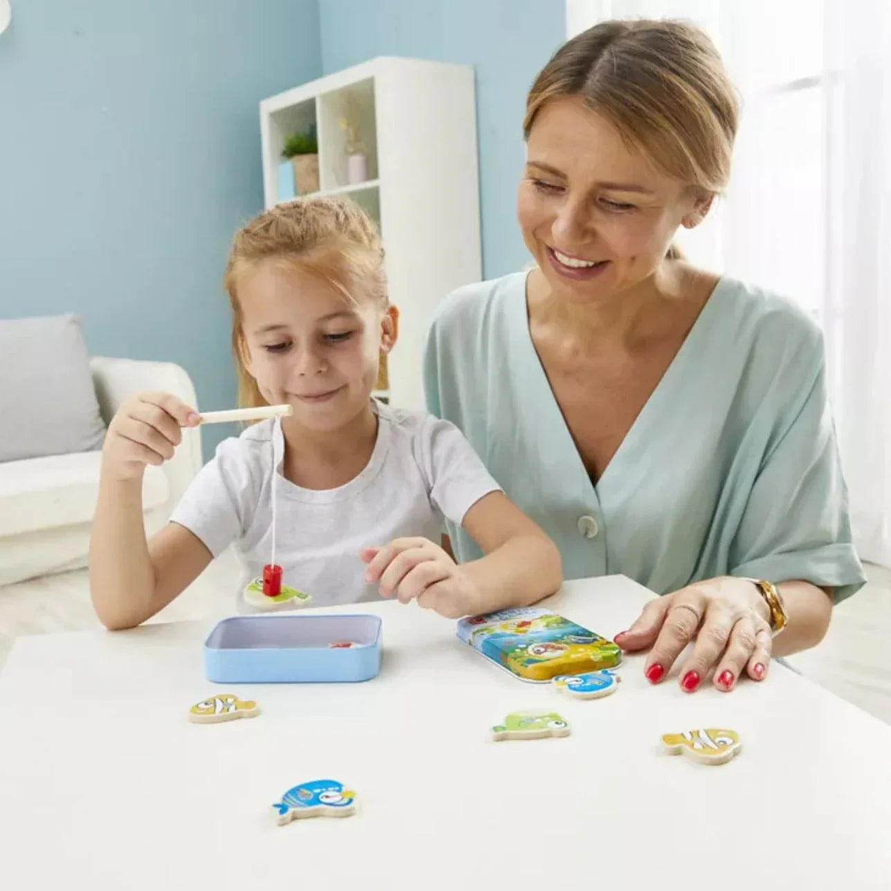 Bolsita de Cumple con Juego Clásico en lata es ese detalle original y divertido que encantará tanto a niños como a padres. Un pequeño tesoro en formato metálico, ideal para regalar en cumpleaños, celebraciones o como detalle especial al final de una fiesta, Y QUE LUEGO RESULTARÁ SUPER PRÁCTICO PARA SALIDAS A COMER FUERA, VIAJES..¡UN ALIADO ANTI PANTALLAS!