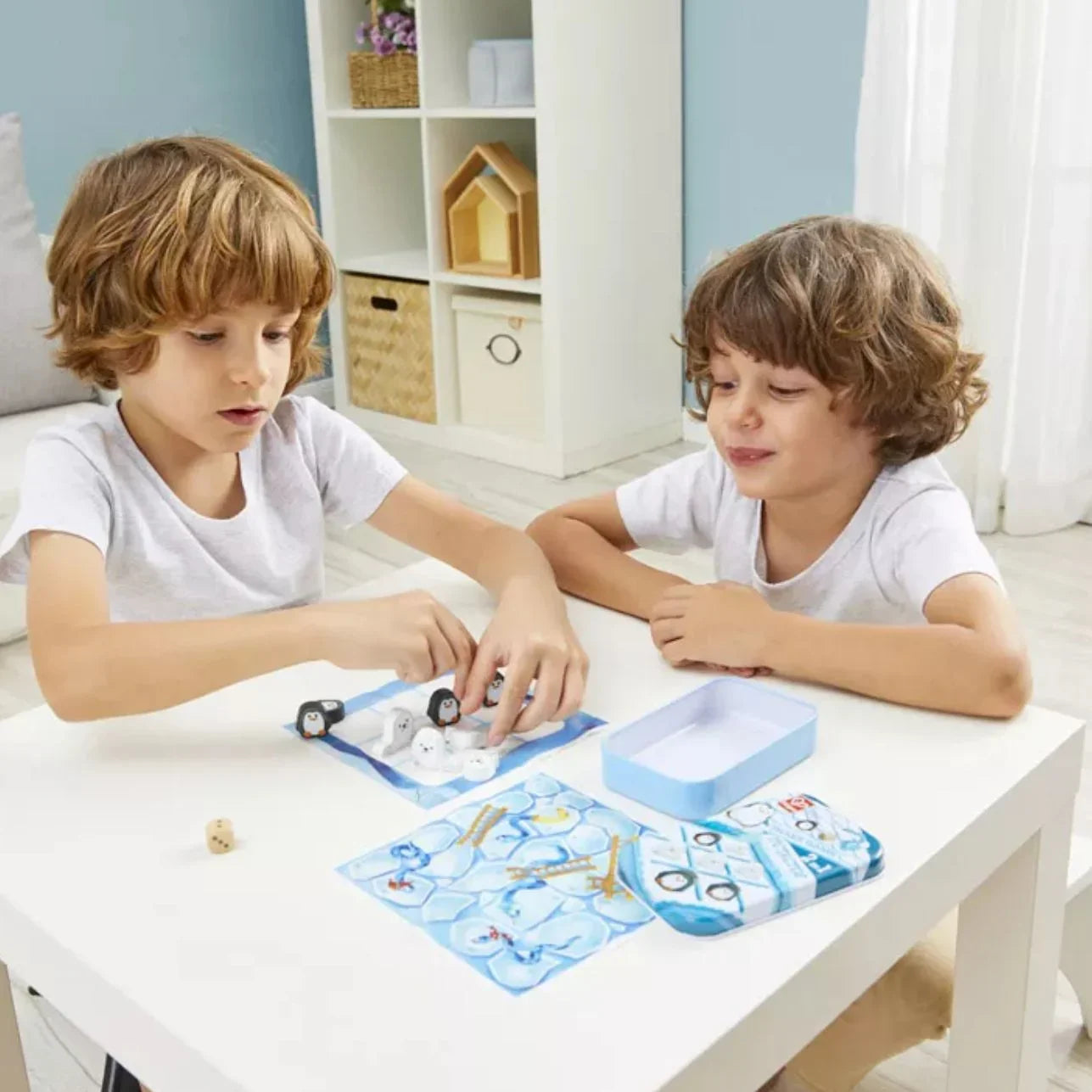 Bolsita de Cumple con Juego Clásico en lata es ese detalle original y divertido que encantará tanto a niños como a padres. Un pequeño tesoro en formato metálico, ideal para regalar en cumpleaños, celebraciones o como detalle especial al final de una fiesta, Y QUE LUEGO RESULTARÁ SUPER PRÁCTICO PARA SALIDAS A COMER FUERA, VIAJES..¡UN ALIADO ANTI PANTALLAS!