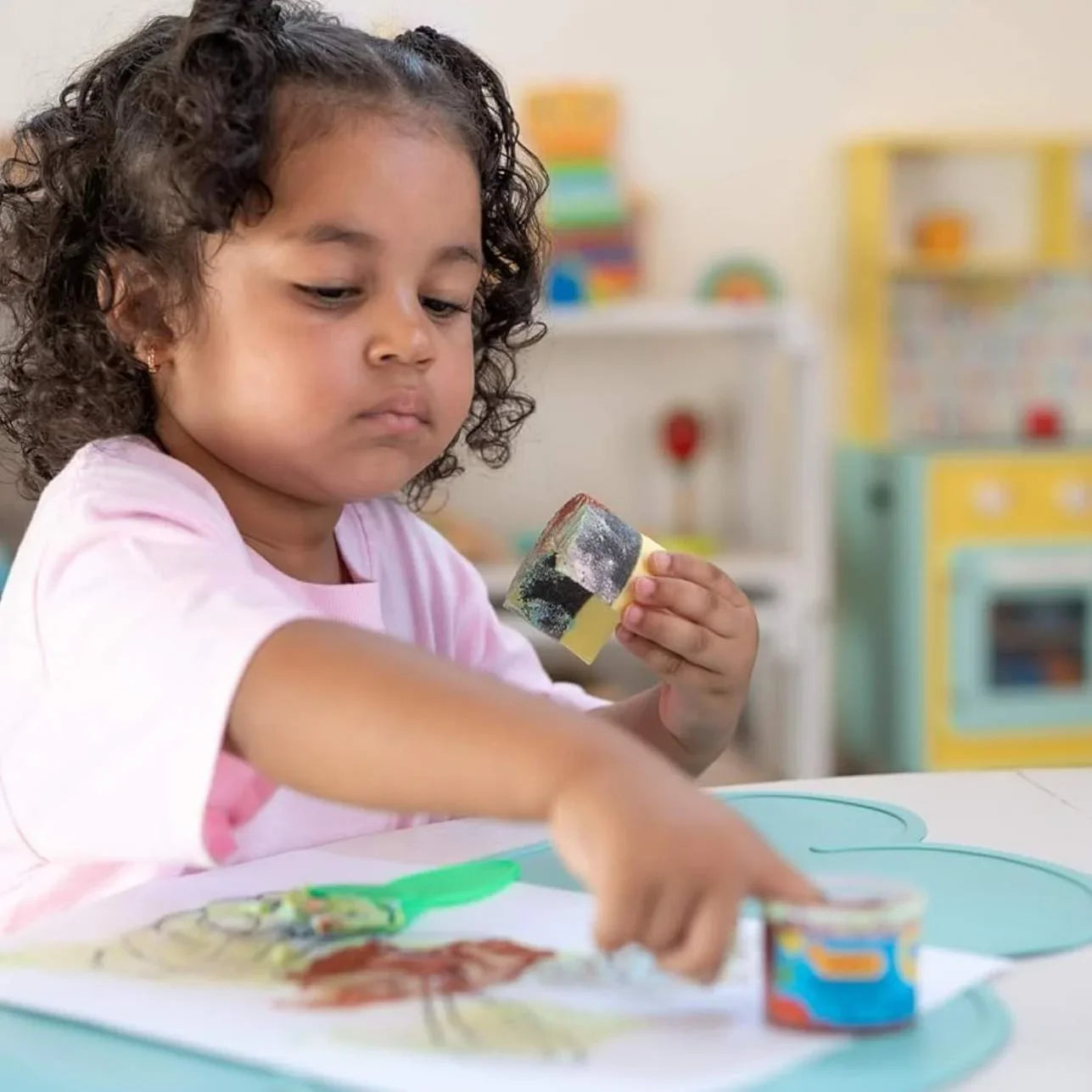 ¿Necesitas una bolsita para los más pequeños de la clase? Que te parece esta opción: un tarro de 35ml de pinutra de dedos SUPERLAVABLE y apta para los más pequeñitos absolutamente segura, SIN GLUTEN y dos espumas para estampar de formas surtidas absolutamente seguros y una libreta de animalistos surtida ¡Todo se envía en colores surtidos y es una auténtica explosión de color y creatividad!