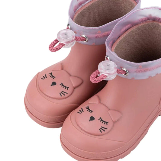 Bota de agua de caña baja diseñada en concepto barefoot, con acabado mate, cero drop, flexible, blandita y con plantilla extraíble. ¡Consigue un total look by IGOR con nuestros chubasqueros impermeables Euri!