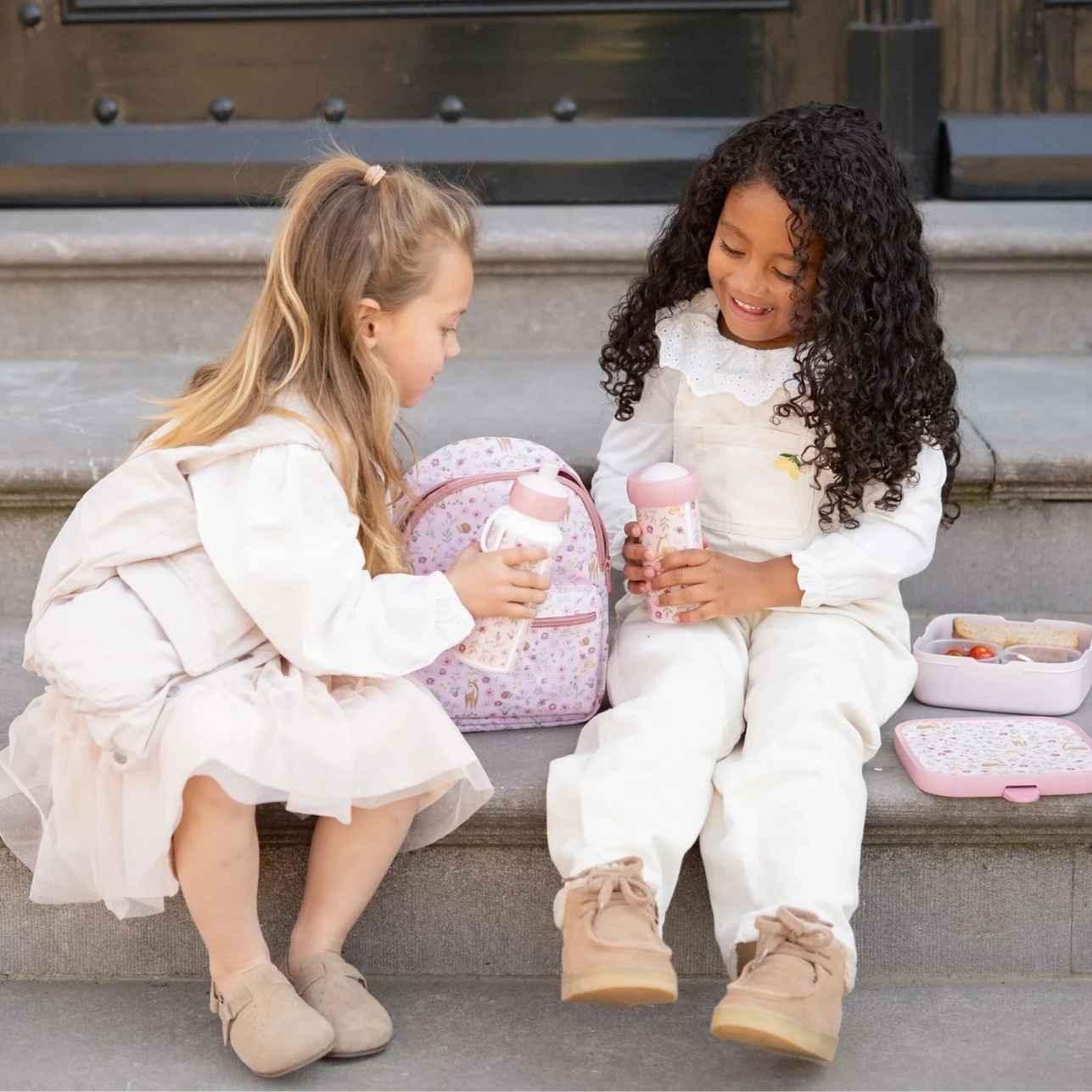 La botella pop-up Fairy garden de Little Dutch está diseñada para hacerle la vida más fácil a las familias. Ligera, resistente y súper cómoda, perfecta para llevar al cole, a una excursión o al parque