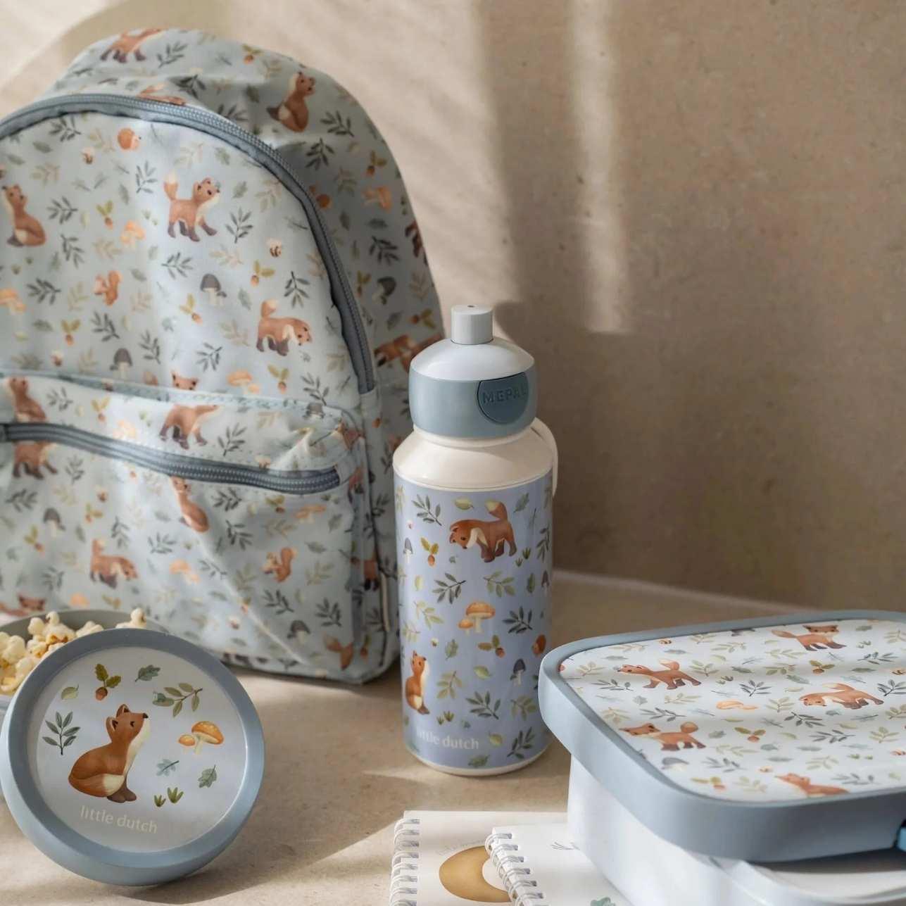 La botella pop-up Forest friends de Little Dutch está diseñada para hacerle la vida más fácil a las familias. Ligera, resistente y súper cómoda, perfecta para llevar al cole, a una excursión o al parque