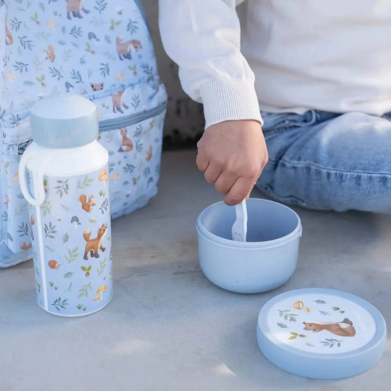 La botella pop-up Forest friends de Little Dutch está diseñada para hacerle la vida más fácil a las familias. Ligera, resistente y súper cómoda, perfecta para llevar al cole, a una excursión o al parque