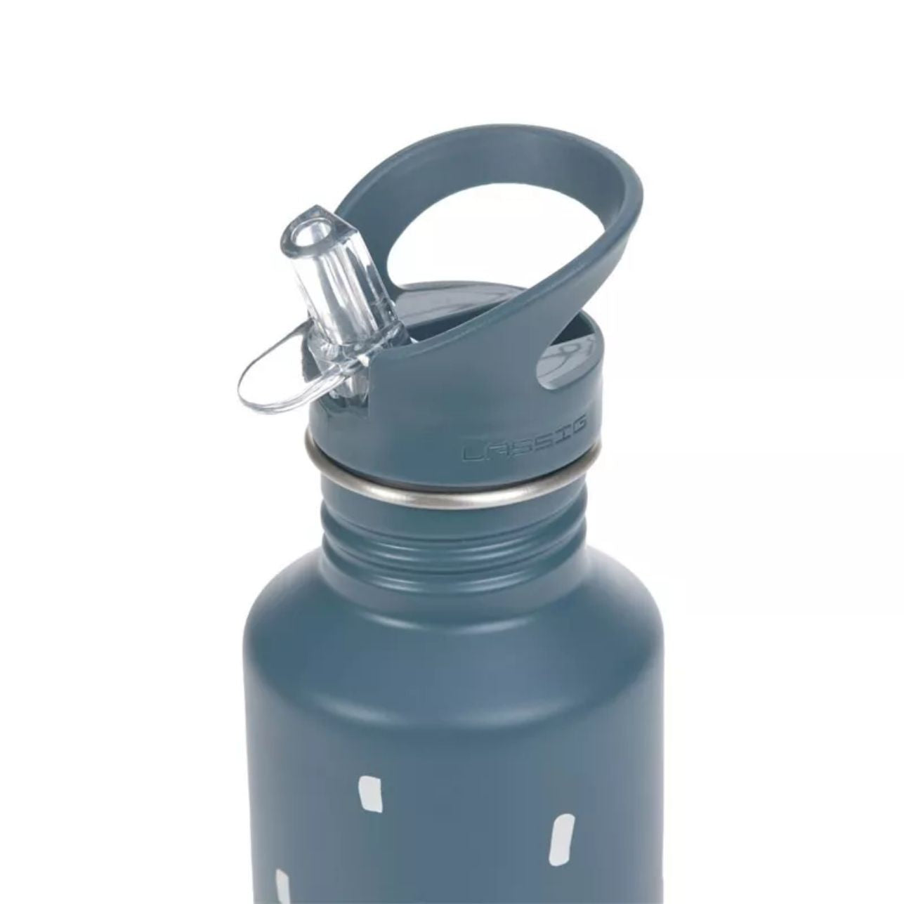 La botella de acero inoxidable Happy Prints Blue de LÄSSIG es la compañera perfecta para los pequeños exploradores de entre 3 y 10 años. Con un diseño elegante en tonos azules y materiales resistentes, esta botella combina funcionalidad, seguridad y estilo en un solo accesorio.