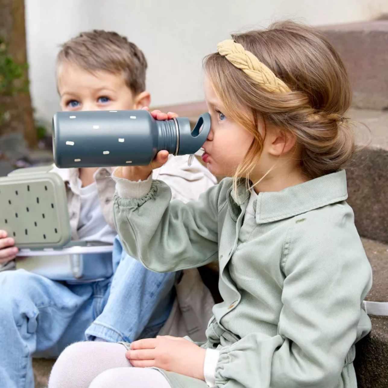 La botella de acero inoxidable Happy Prints Blue de LÄSSIG es la compañera perfecta para los pequeños exploradores de entre 3 y 10 años. Con un diseño elegante en tonos azules y materiales resistentes, esta botella combina funcionalidad, seguridad y estilo en un solo accesorio.