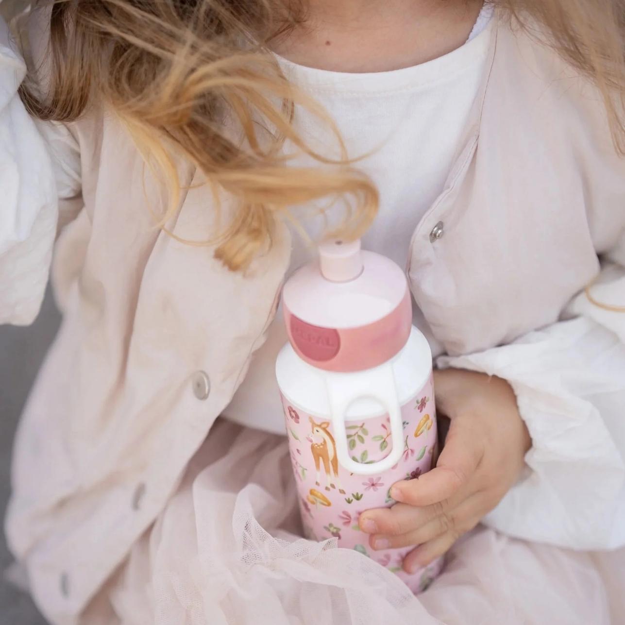 La botella pop-up Fairy garden de Little Dutch está diseñada para hacerle la vida más fácil a las familias. Ligera, resistente y súper cómoda, perfecta para llevar al cole, a una excursión o al parque