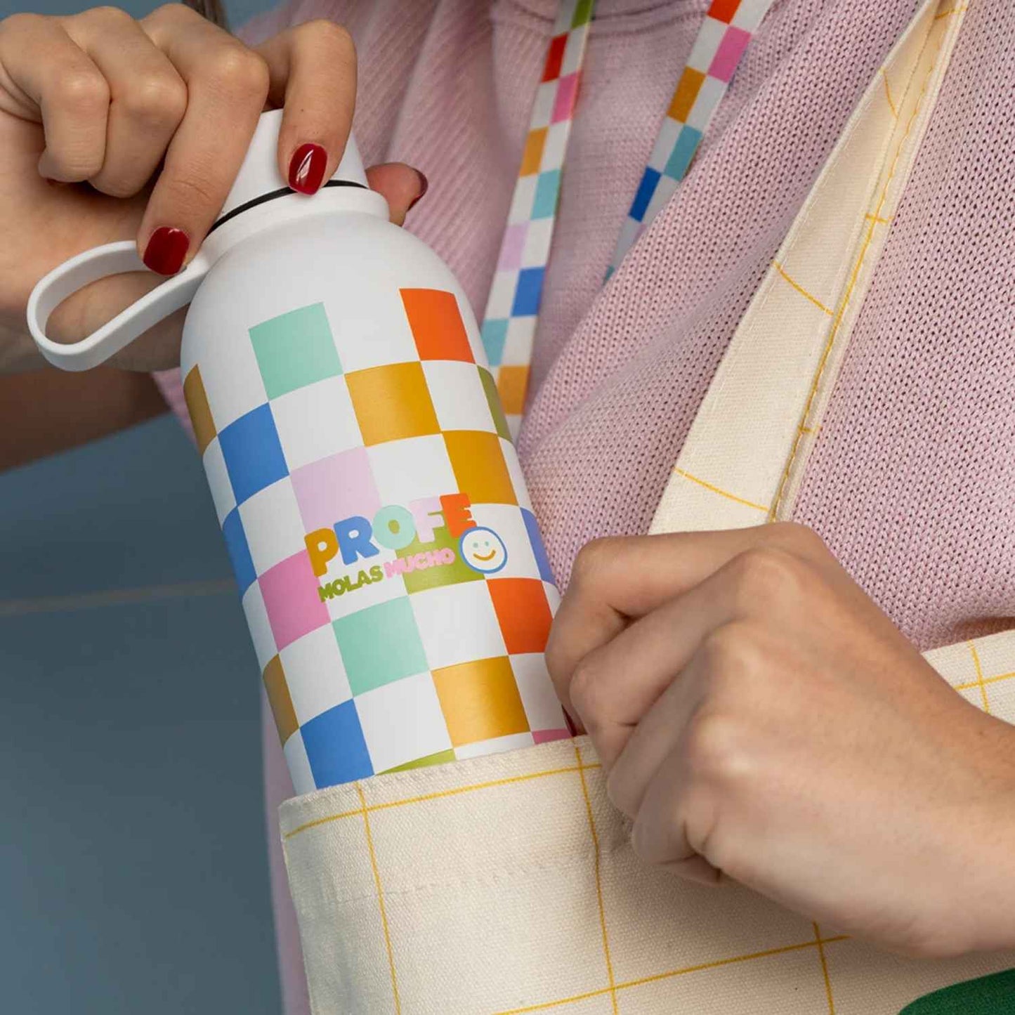 Botella térmica "Profe molas mucho" de acero inoxidable (500 ml). Mantiene la temperatura 12h, es libre de BPA y hermética. El regalo perfecto y práctico para agradecer a tu profesor favorito.