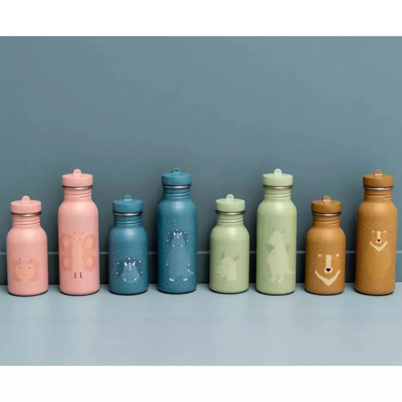 La Botella de Acero Inoxidable Triceratops 350 ml de Trixie es perfecta para acompañar a tu peque en sus aventuras diarias: al cole, al parque o de excursión.
Con un diseño alegre y funcional, esta botella no solo es bonita: es una alternativa sostenible y segura frente a las botellas de plástico desechables. Fabricada en acero inoxidable 100%, es ligera, resistente a los golpes y no contiene sustancias tóxicas.
botella infantil acero inoxidable
botella infantil trixie
botella acero para niños