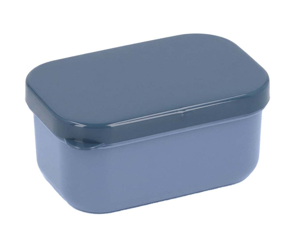 La Caja de Almuerzo Bento Planes (Aviones) de Tutete es la solución perfecta para organizar el menú diario de los más pequeños. Gracias a su capacidad de 500ml y su cajita interior extraíble, podrás separar los alimentos de forma cómoda, manteniendo la comida fresca y apetitosa. Además, puedes añadir una pegatina vinílica personalizada para identificarla en el cole.