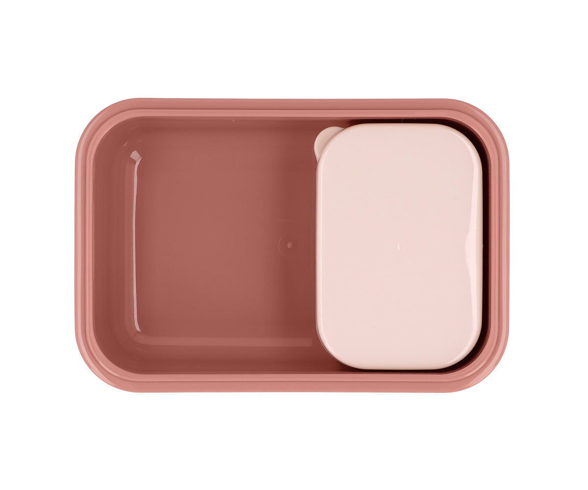 La Caja de Almuerzo Bento Wooden Boy (Pinocho) de Tutete es la solución perfecta para organizar el menú diario de los más pequeños. Gracias a su capacidad de 500ml y su cajita interior extraíble, podrás separar los alimentos de forma cómoda, manteniendo la comida fresca y apetitosa. Además, puedes añadir una pegatina vinílica personalizada para identificarla en el cole.