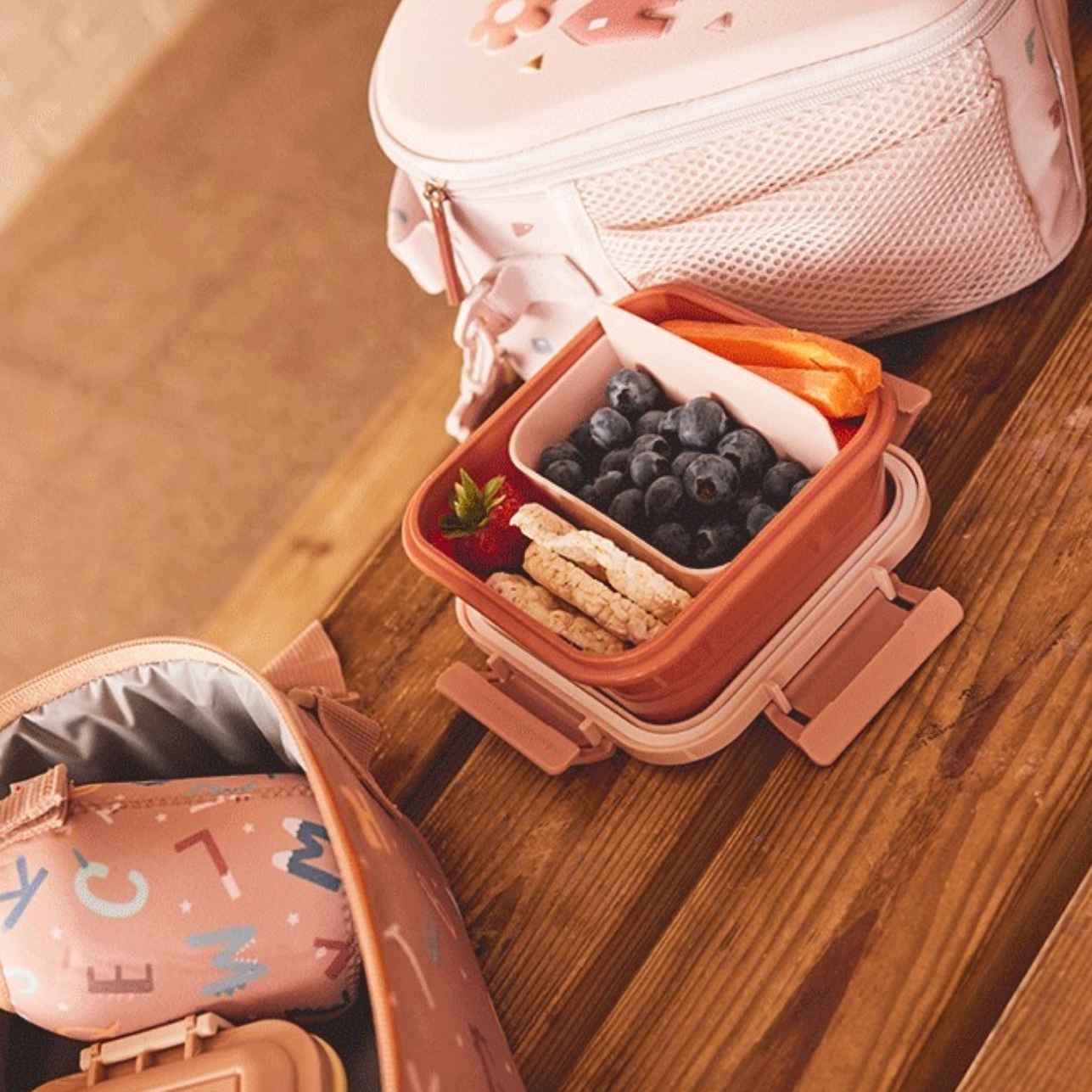 ¿Estás buscando una forma divertida y práctica para que tu hijo lleve el almuerzo al cole? ¡La Caja Almuerzo infantil Grande Geometric Nature es perfecta para ti! Esta caja cuenta con una sorprendente ilustración del clásico cuento con dibujos muy molones en la tapa y tiene capacidad suficiente para snacks, frutas o tentempiés saludables.
Además, se cierra con facilidad gracias a sus cuatro puntos de presión, lo que la hace hermética y fácil de abrir para los niños. Pero eso no es todo, esta caja tiene un