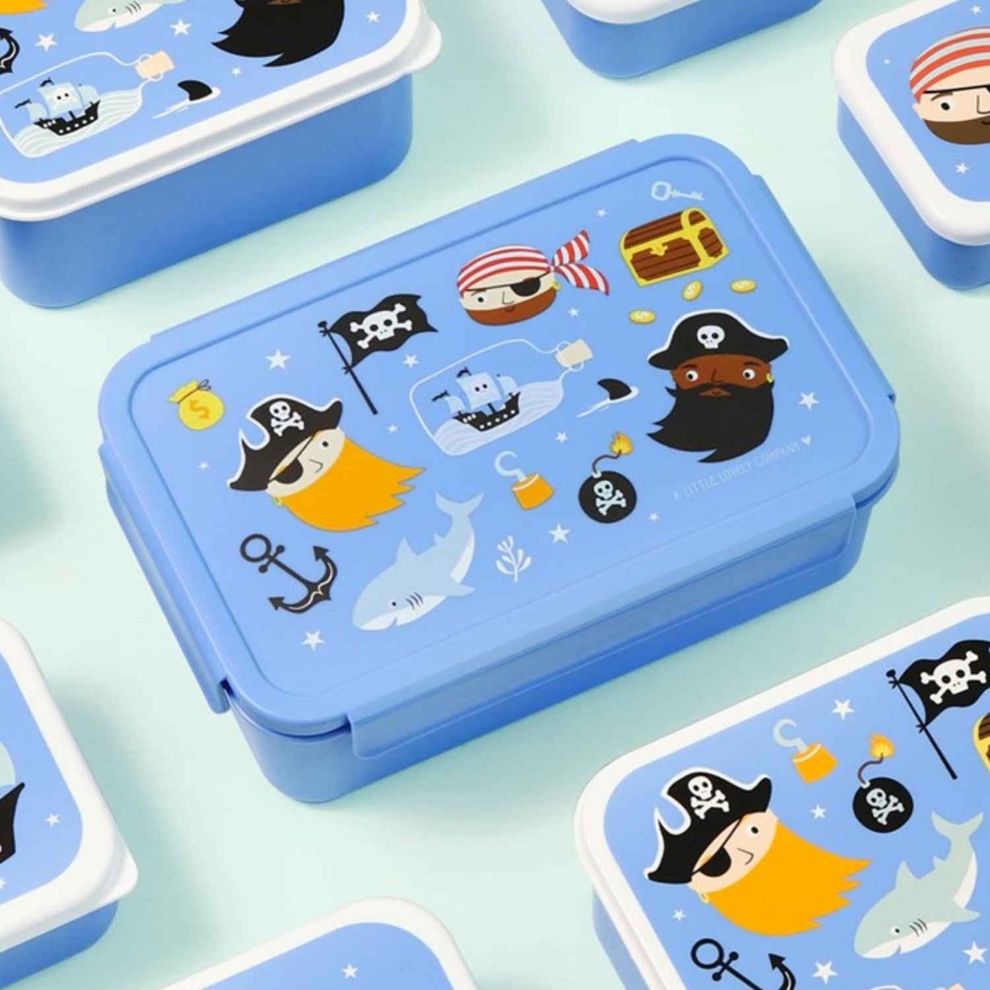 caja de almuerzo Bento Piratas de A Little Lovely Company! Diseñada con un alegre estampado de la selva, es la opción ideal para llevar la comida del peque al cole, a la guardería o de excursión. Gracias a su bandeja extraíble de dos compartimentos y a su cierre hermético