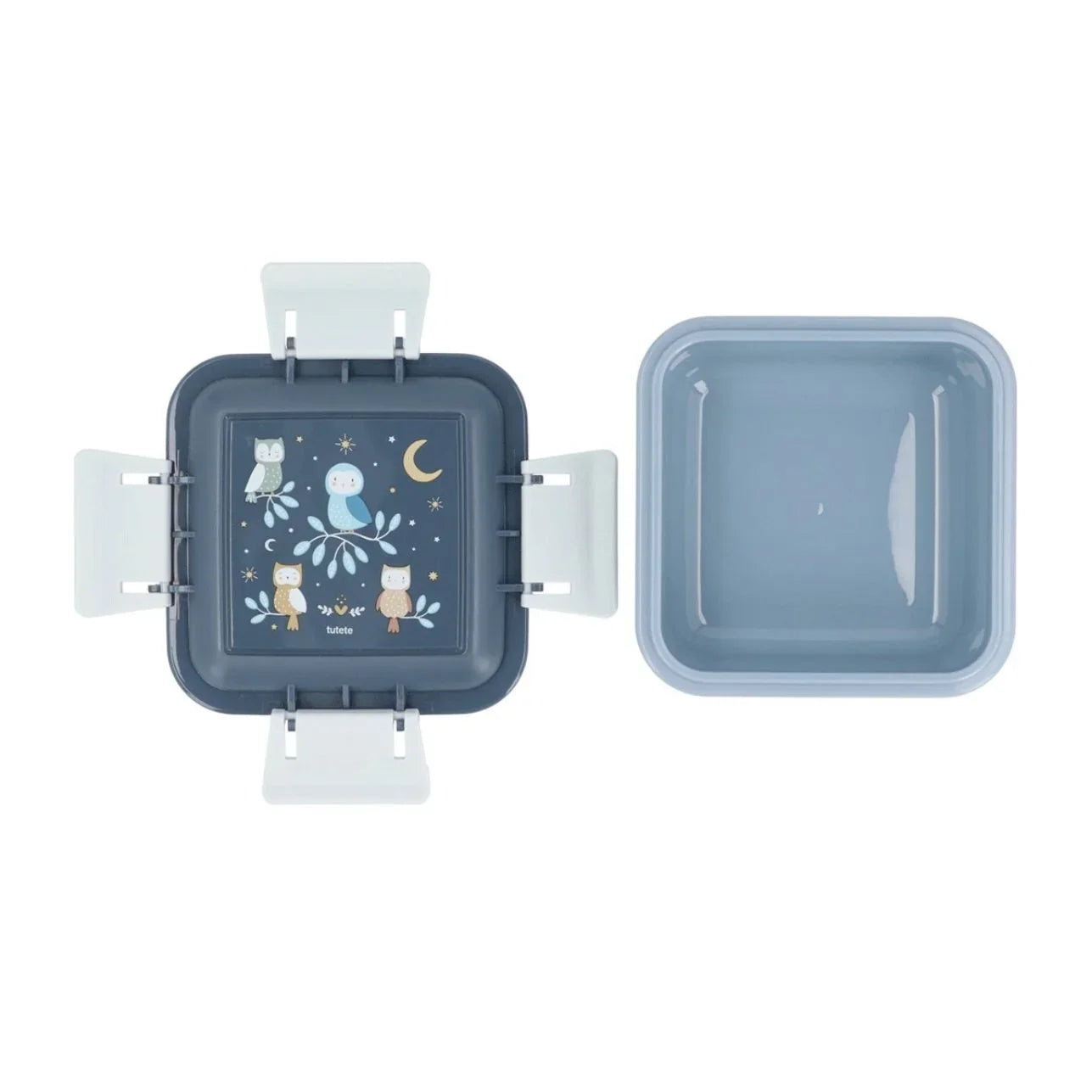 Cajita Almuerzo infantil Magical forest es perfecta para ti! Esta caja cuenta con una sorprendente ilustración con dibujos muy molones en la tapa y tiene capacidad suficiente para snacks, frutas o tentempiés saludables.
Además, se cierra con facilidad gracias a sus cuatro puntos de presión, lo que la hace hermética y fácil de abrir para los niños.