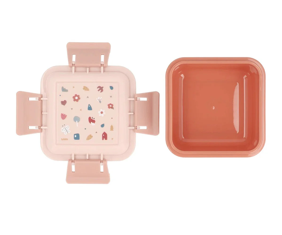 ¿Estás buscando una forma divertida y práctica para que tu hijo lleve el almuerzo al cole? ¡La Cajita Almuerzo infantil Geometric Nature es perfecta para ti! Esta caja cuenta con una sorprendente ilustración del clásico cuento con dibujos muy molones en la tapa y tiene capacidad suficiente para snacks, frutas o tentempiés saludables.
Además, se cierra con facilidad gracias a sus cuatro puntos de presión, lo que la hace hermética y fácil de abrir para los niños.