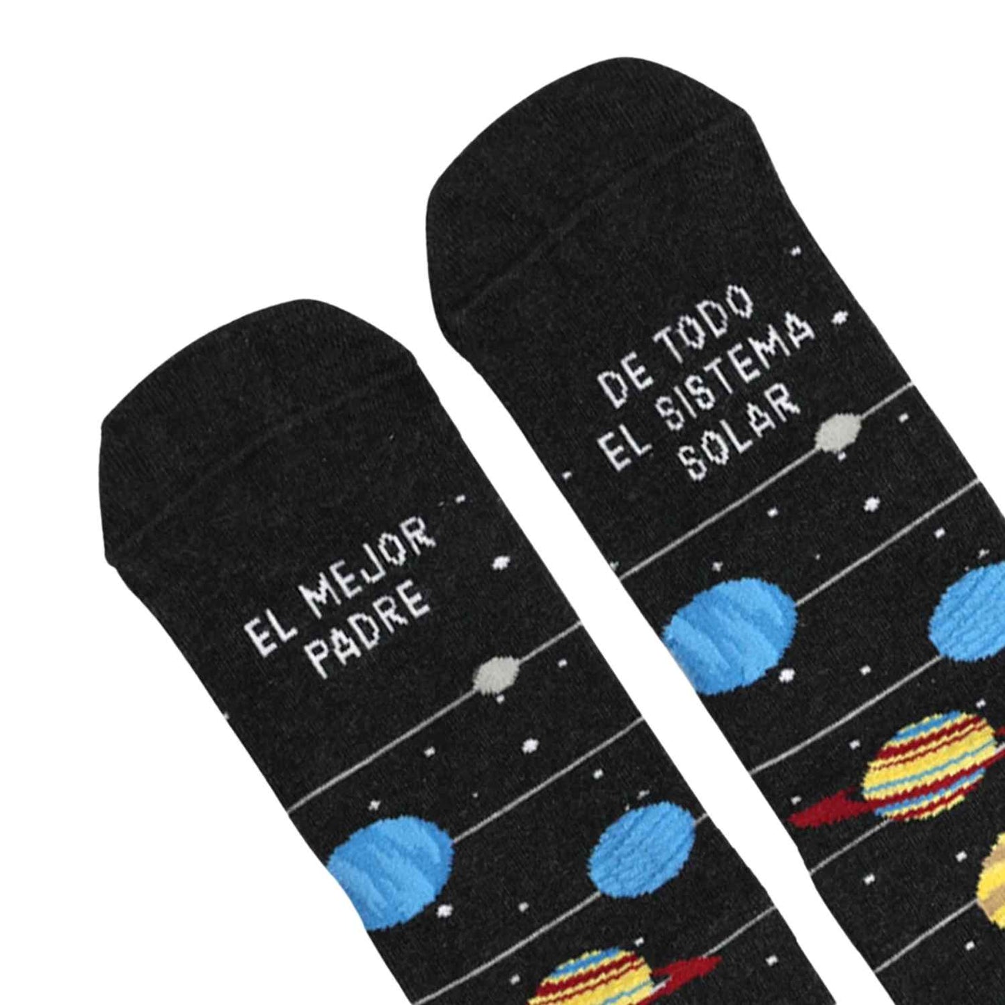 Compra los calcetines "El mejor padre del sistema solar" en Mano de Santa. Algodón premium fabricado en España, diseño tejido y máxima comodidad. ¡El regalo más original para papá!