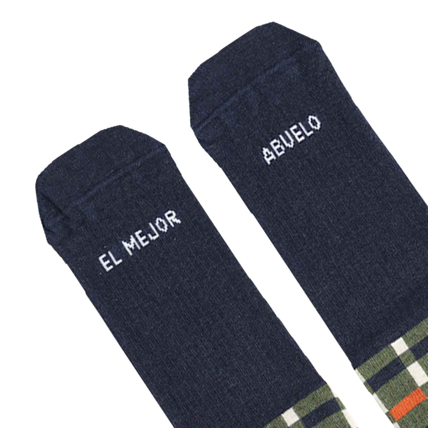 Compra los calcetines "El mejor abuelo" en Mano de Santa. Diseño clásico de rayas, algodón premium fabricado en España y mensaje tejido. ¡El regalo más cómodo y emotivo para el abuelo!
