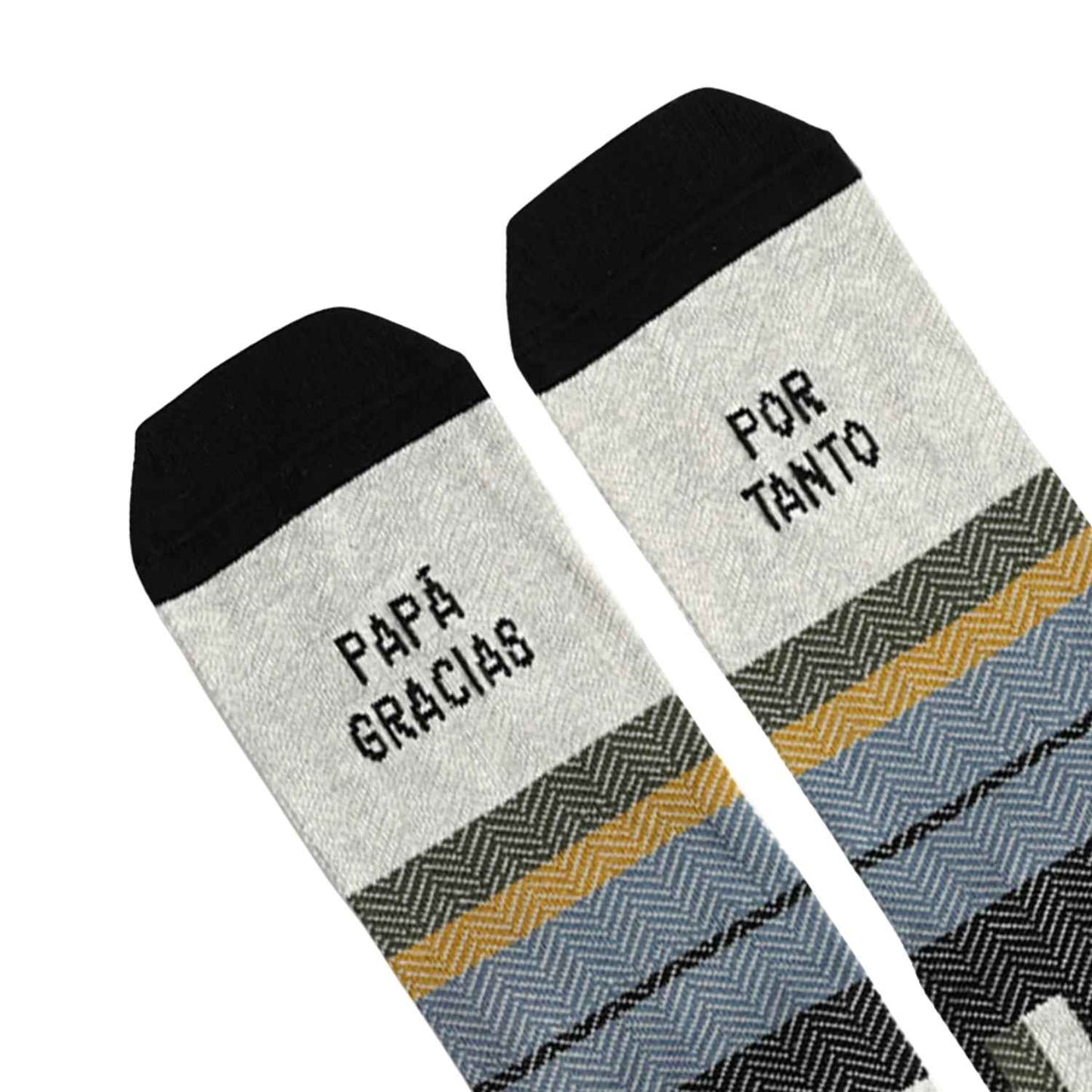 Compra los calcetines "Papá, gracias por tanto" en Mano de Santa. Diseño clásico de rayas en algodón premium fabricado en España. ¡El detalle más elegante y emotivo para regalar a papá!