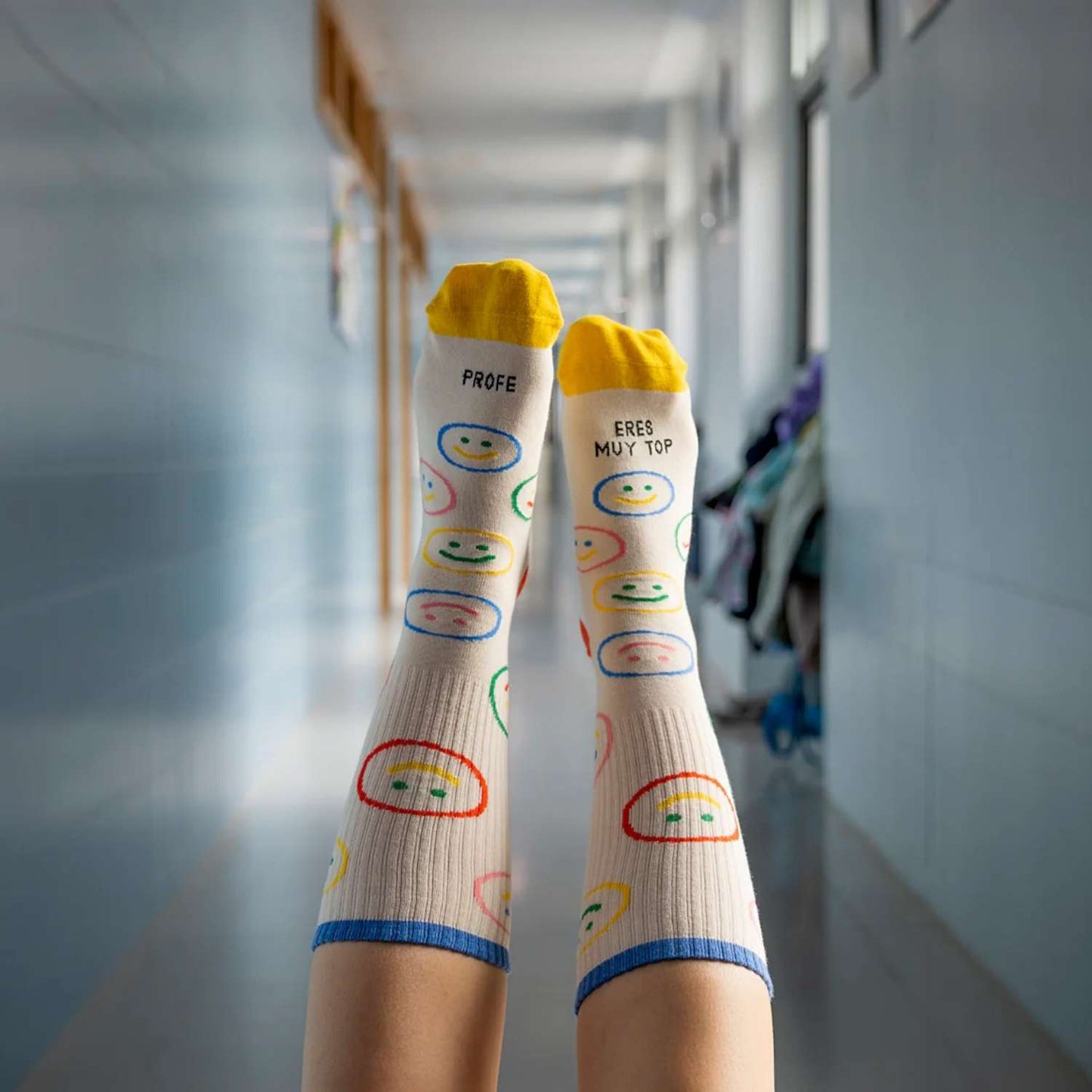 CALCETINES "PROFE, eres muy TOP": El regalo con más pasos de cariño
🍎 Reconocimiento con Estilo: El detalle perfecto para esos profesores que dejan huella y se merecen todo el agradecimiento del mundo.
🧶 Algodón de Máxima Calidad: Tejidos en Valencia con un mínimo de 75% de algodón, garantizando suavidad, frescura y una comodidad superior.