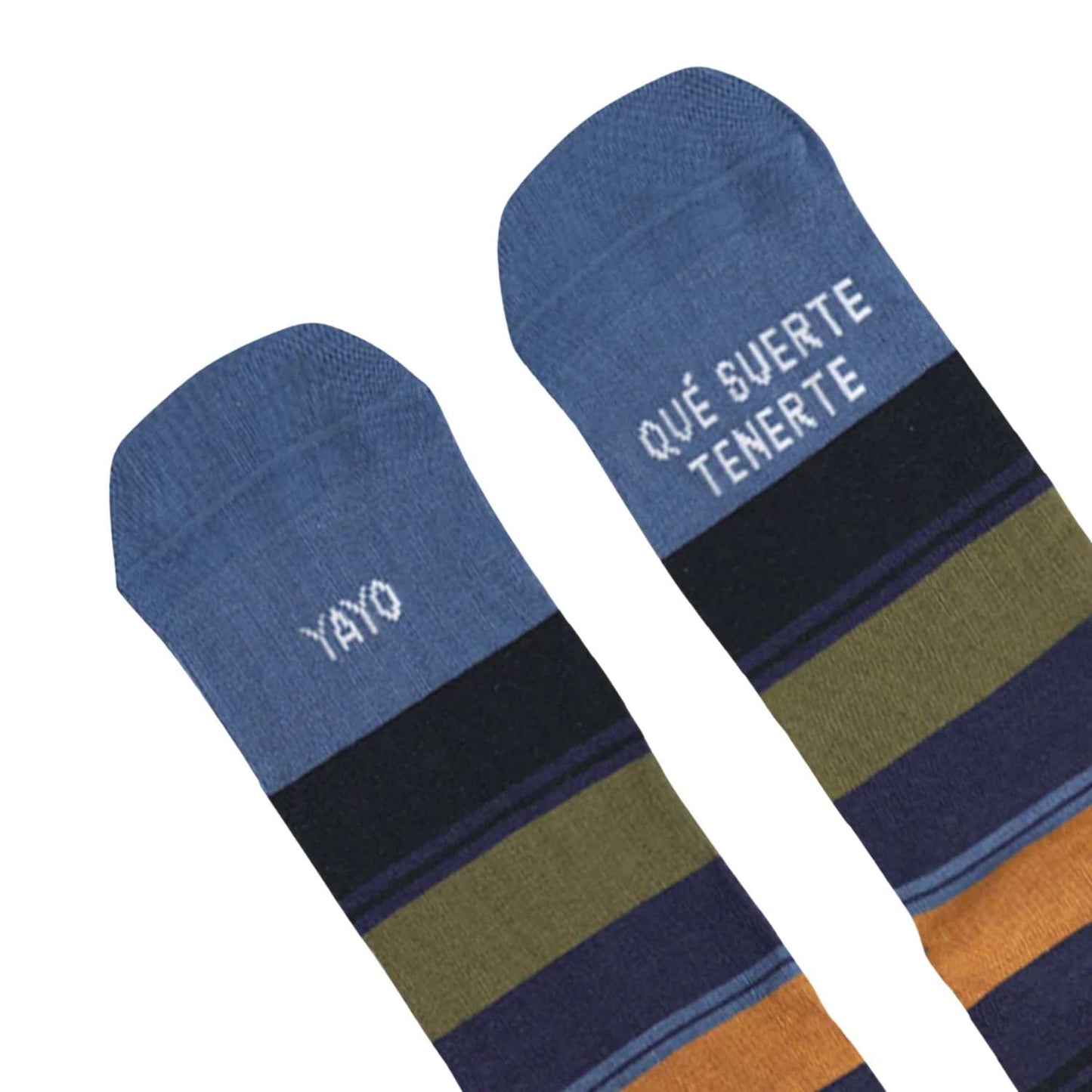 Compra los calcetines "Yayo, qué suerte tenerte" en Mano de Santa. Diseño clásico de rayas, algodón premium fabricado en España y mensaje tejido de alta durabilidad. ¡El regalo perfecto para el yayo!