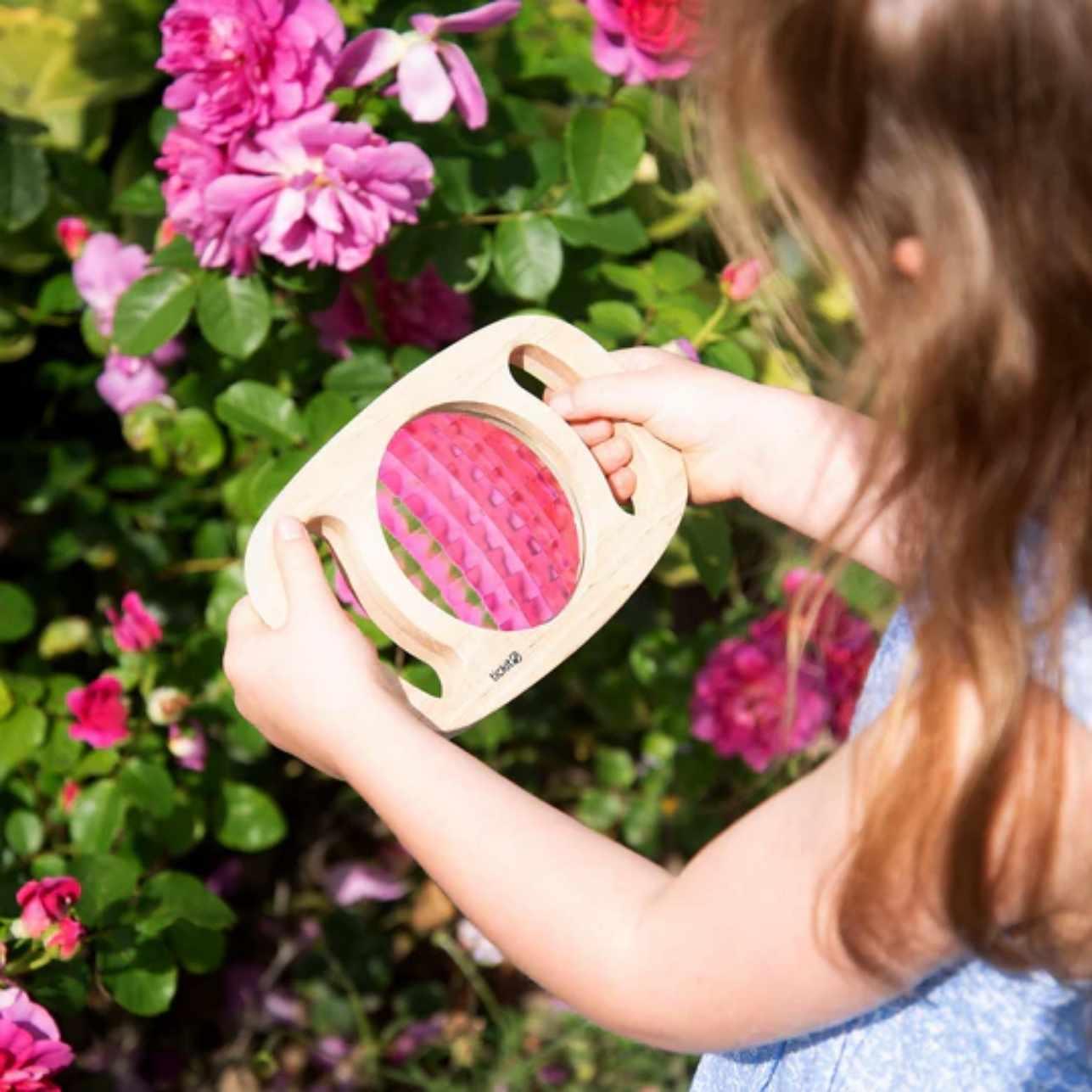 Panel Kaleidoscopio Easy Hold – Juego sensorial en madera FSC ✨🔍
Edad recomendada: +12 meses
Dimensiones: 18,5 x 12 x 2 cm (diámetro del inserto: 8 cm)
Incluye: 1 panel de madera con lente tipo caleidoscopio