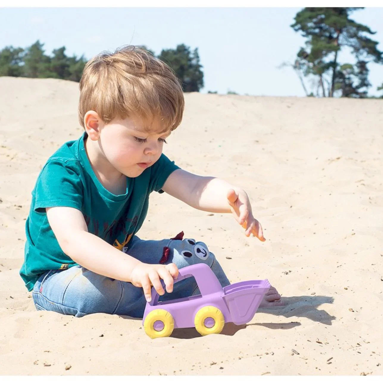 camión BulBi de BiBio Toys! Este camión con pala es mucho más que un juguete: es una herramienta para la imaginación, la coordinación y el juego libre desde los 18 meses.
Con su diseño ergonómico y su cabina en forma de asa, los peques pueden sujetarlo fácilmente mientras excavan o vierten arena, tierra o lo que se les ocurra. La cuchara delantera les permite experimentar con el movimiento, el peso y la causa-efecto, todo mientras se divierten construyendo su propio mundo.
