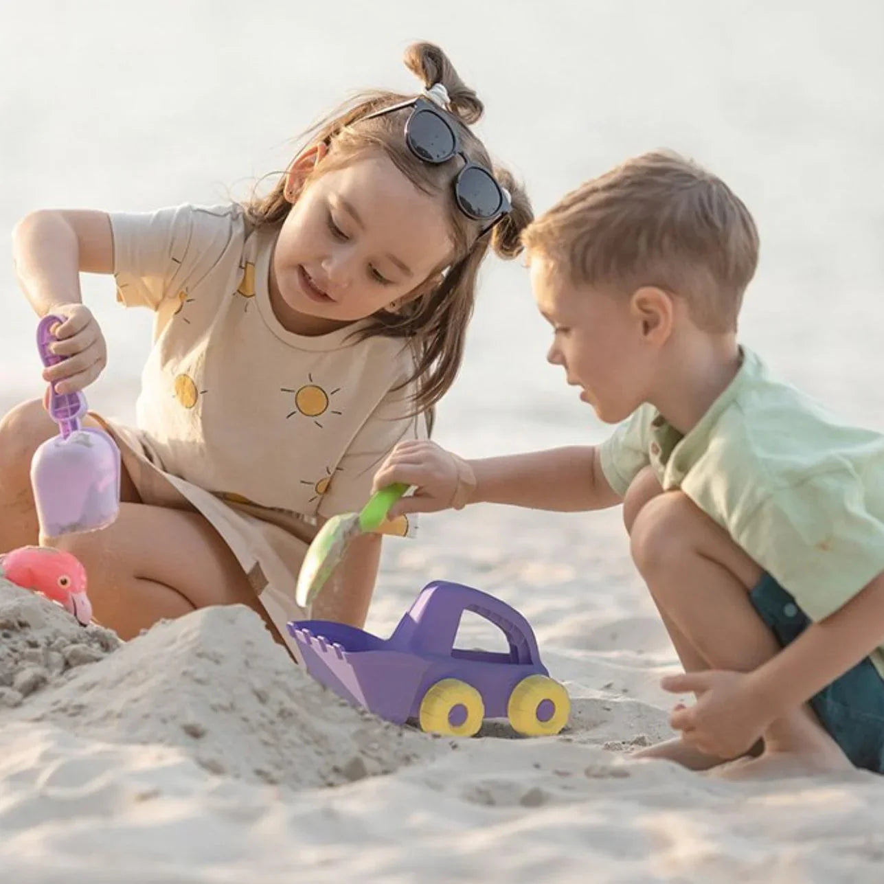 camión BulBi de BiBio Toys! Este camión con pala es mucho más que un juguete: es una herramienta para la imaginación, la coordinación y el juego libre desde los 18 meses.
Con su diseño ergonómico y su cabina en forma de asa, los peques pueden sujetarlo fácilmente mientras excavan o vierten arena, tierra o lo que se les ocurra. La cuchara delantera les permite experimentar con el movimiento, el peso y la causa-efecto, todo mientras se divierten construyendo su propio mundo.