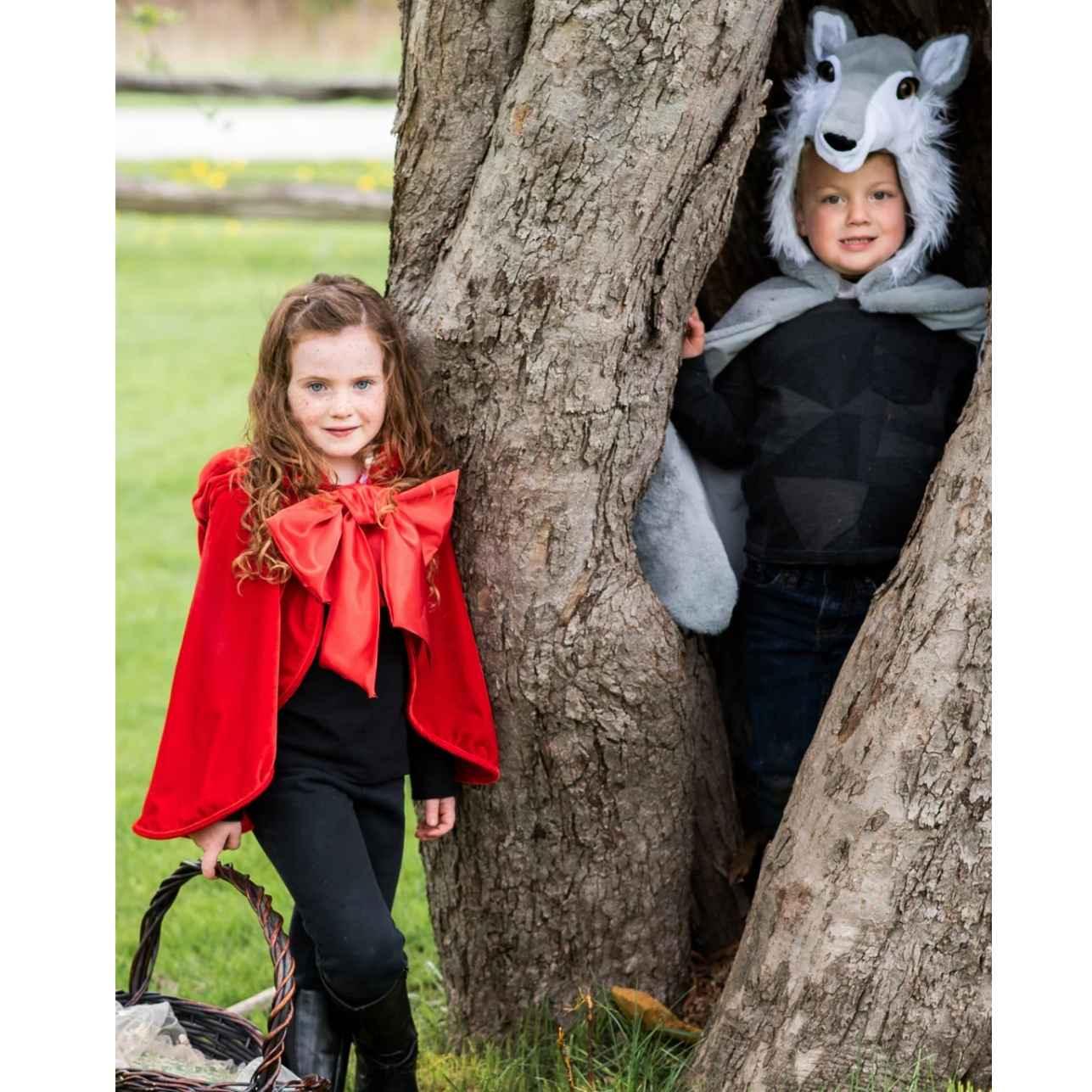 Edad recomendada: 4 a 6 años (o entre 100 y 120 cm de altura)
Incluye: 1 capa con capucha y lazo satinado
Materiales: Terciopelo elástico, satén forrado
Cierre: Velcro en el cuello
Cuidados: Lavar a mano o a máquina en ciclo delicado. Retirar el lazo para lavar.