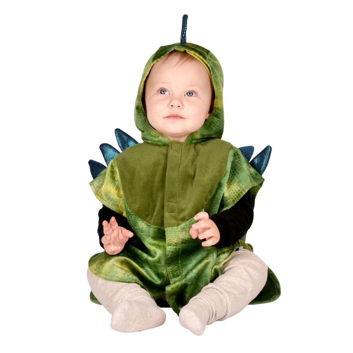 ¡Viaja a la era de los dinosaurios con esta increíble capa de Den Goda Fen! Esta pieza es la solución perfecta para familias que buscan un disfraz práctico, cómodo y lleno de encanto. Al ser una capa con capucha, respeta la autonomía del niño y evita las agobiantes sensaciones de los disfraces cerrados tradicionales, permitiendo que el juego fluya de forma natural