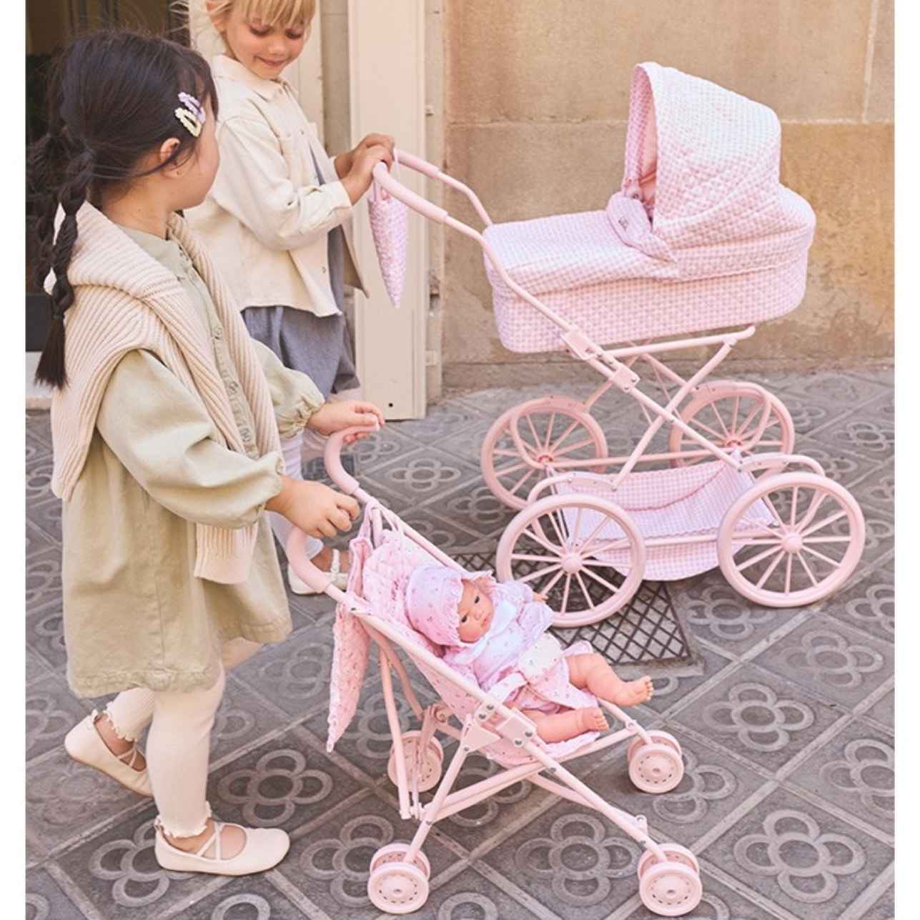 Carrito para Muñecas Vintage Vichy – Monnëka 🧺
Edad recomendada: A partir de 3 años
Dimensiones: 77 x 42 x 90 cm
Capazo: 52 x 23,5 cm
Altura del manillar: 80 cm
Incluye: 1 carrito con capazo plegable