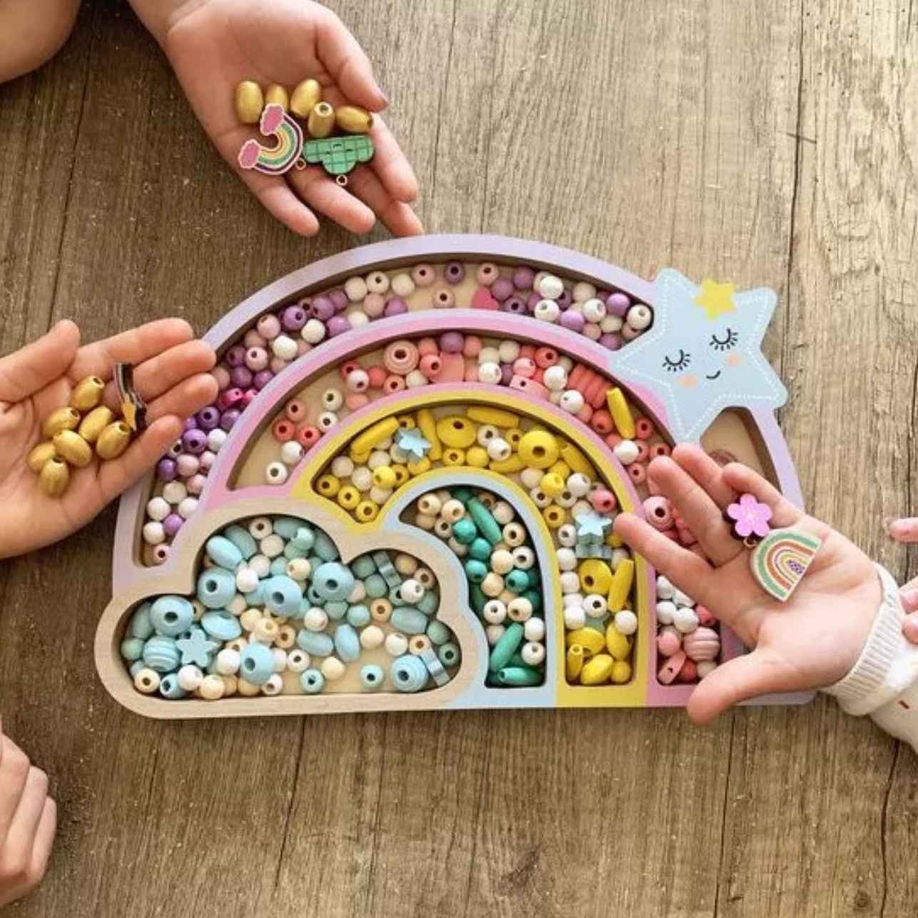 Cofre de Madera con Perlas – Arcoiris – Sycomore
Edad recomendada: A partir de 4 años
Dimensiones: 22,5 x 15 x 2 cm
Piezas: 400 perlas + 5 metros de hilo + bolsita de tela