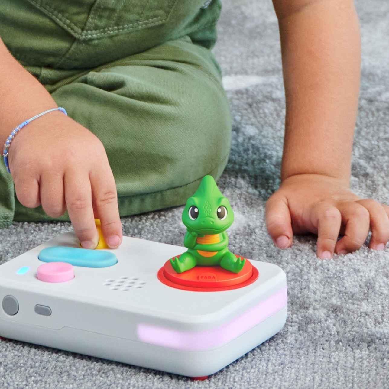 Personaje Sonoro FABA – Descubriendo las emociones
🦎 Un viaje sonoro para conocer, nombrar y gestionar las emociones desde la infancia
Descubriendo las emociones reúne cuatro historias cuidadosamente elaboradas junto a una psicóloga y psicoterapeuta infantil para acompañar a niñas y niños en el reconocimiento y gestión de sus emociones.