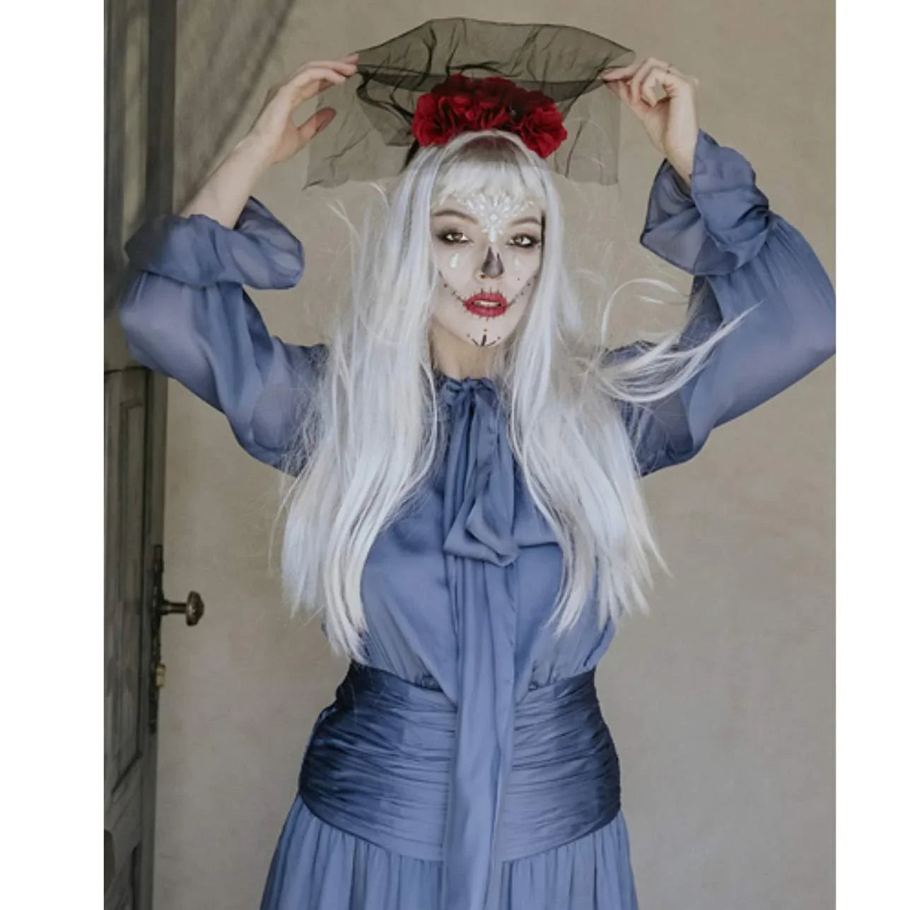 🖤 Diadema con Velo y Rosas – 17,5 x 18 cm
Incluye: 1 diadema
Medidas aproximadas: Diadema: 17,5 x 18 cm | Largo del velo: 50 cm
Composición: 100% poliéster
Colores: Negro y rojo 