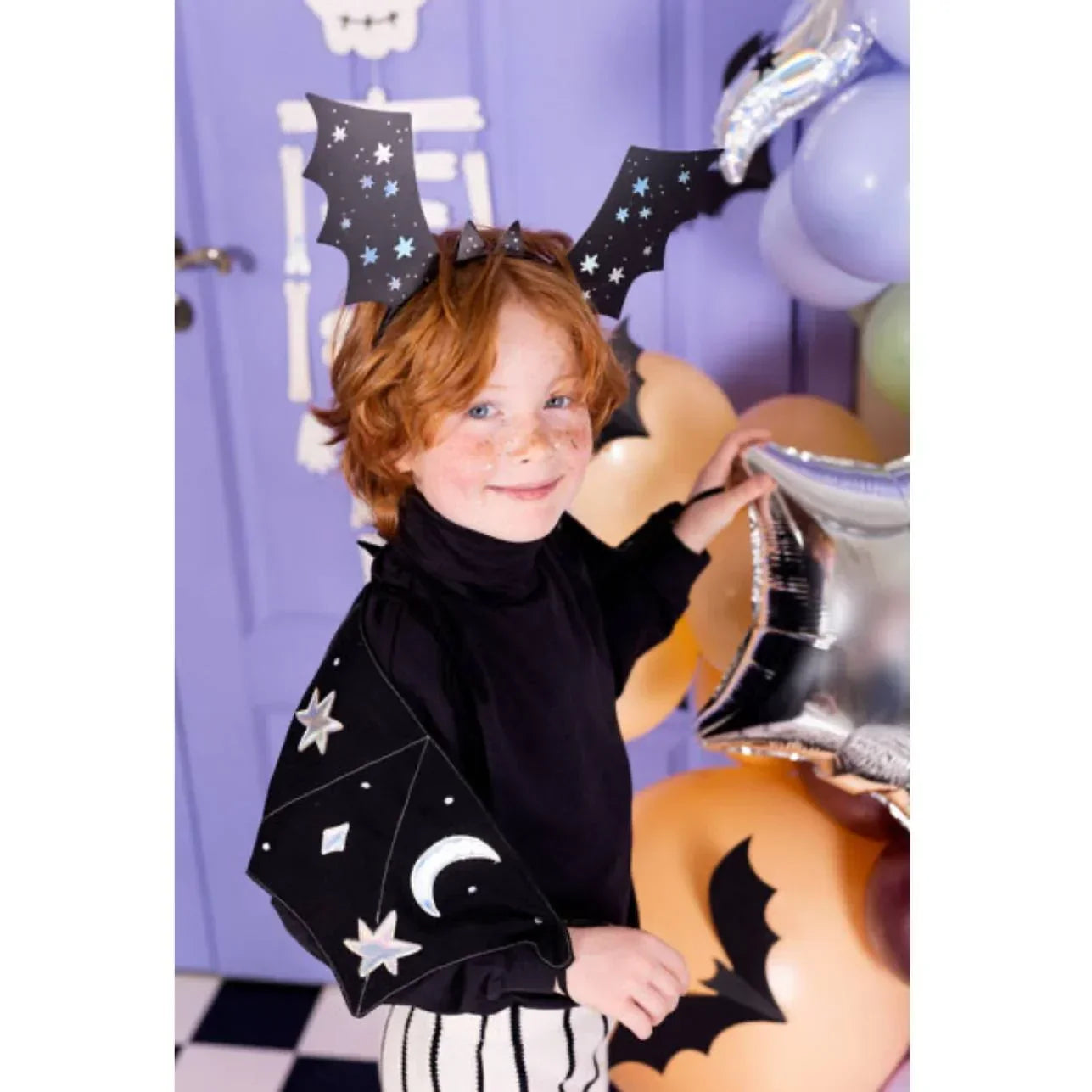 Una divertida manualidad para hacer con nuestros peques este Halloween, este pack incluye todo lo necesario para que creen su propia diadema de murciélago. Una actividad sencilla y divertida para poder hacer juntos una lluviosa tarde de otoño.