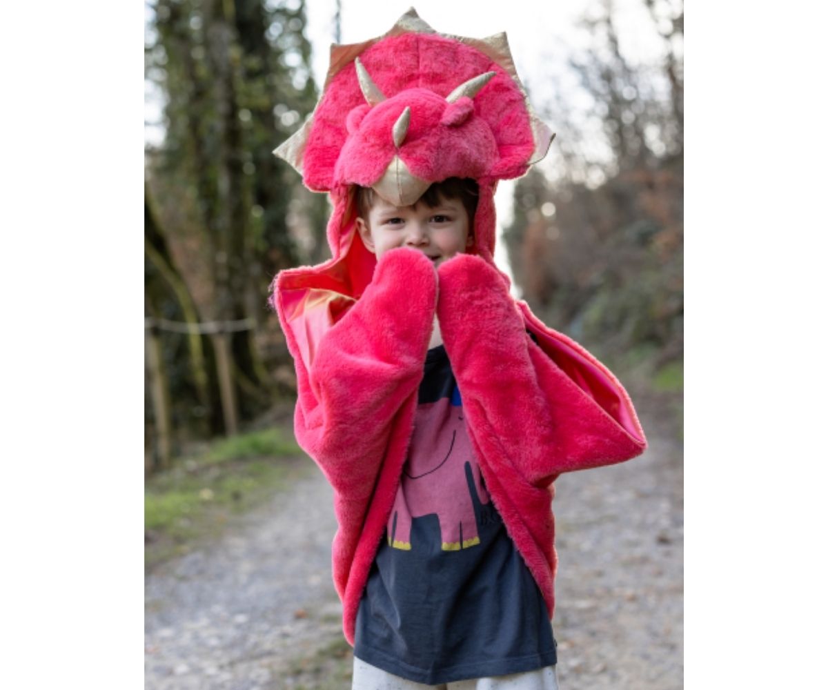 Esta vibrante capa de Triceratops es el disfraz perfecto para que los más pequeños (2-3 años) exploren el mundo con total libertad. Confeccionada en un suave tejido de peluche en tonos cálidos, transforma al instante a cualquier niño o niña en un adorable dinosaurio. Su diseño inteligente incluye una capucha de felpa con cuernos y llamativos ojos dorados que aportan un toque "rugiente" lleno de encanto.