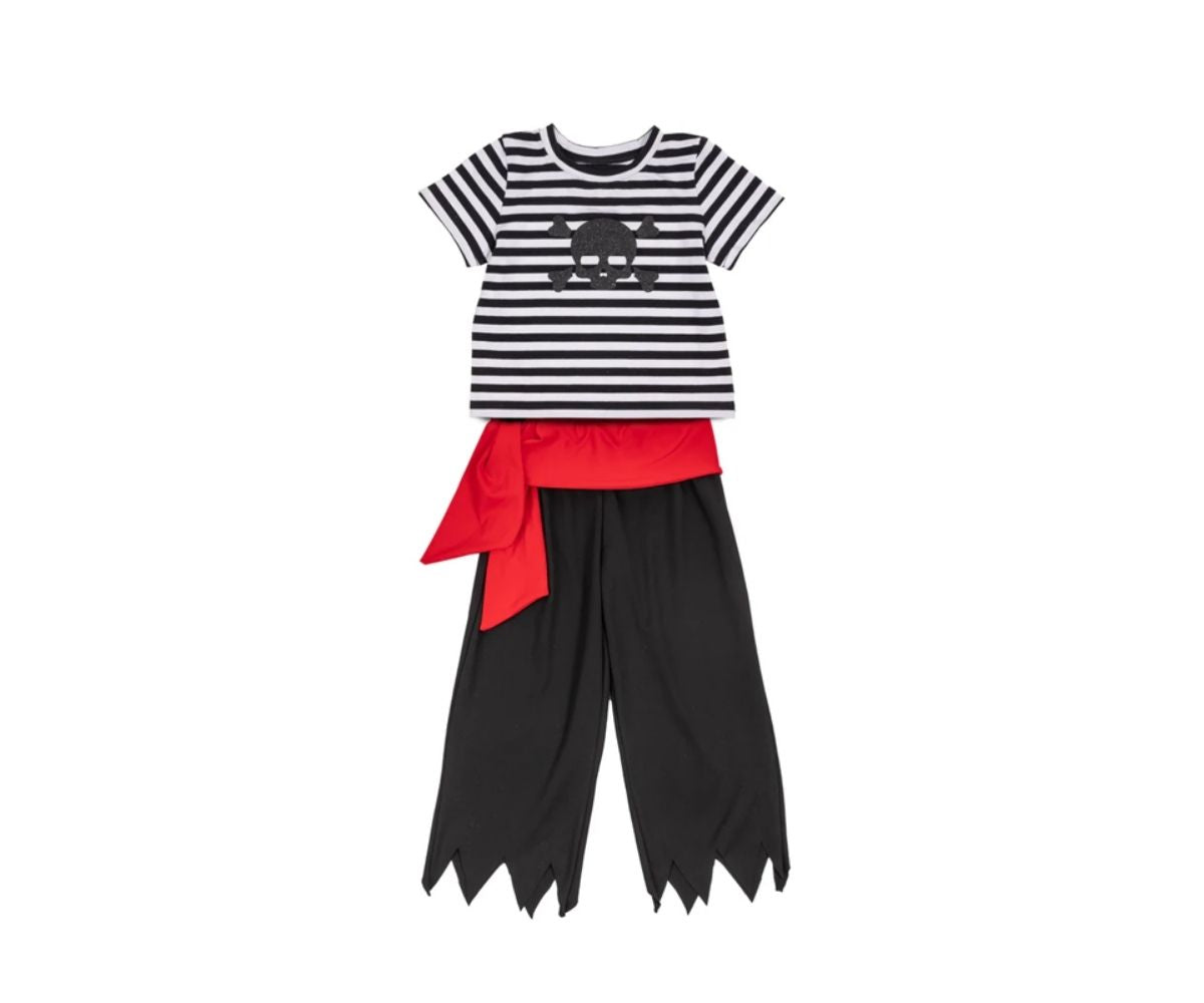 Este Disfraz Conjunto Pirata es perfecto para los pequeños buscadores de tesoros. Con su clásica camiseta de rayas blancas y negras y el llamativo emblema de calavera, los niños y niñas podrán sumergirse en historias de alta mar. El conjunto incluye pantalones negros resistentes con un acabado irregular que aporta ese toque pirata recién salido del barco, junto con una banda roja brillante para la cintura.