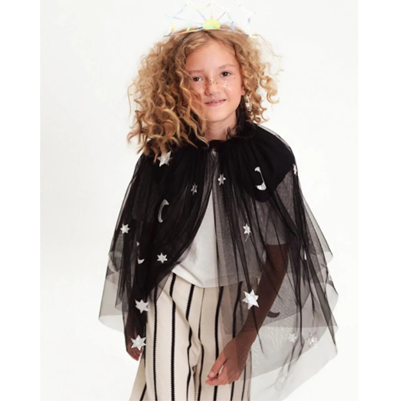 🦹♂️ Disfraz Infantil – Capa Negra con Detalles Plateados
Edad recomendada: de 3 a 7 años
Color: Negro con detalles plateados
Incluye: 1 capa