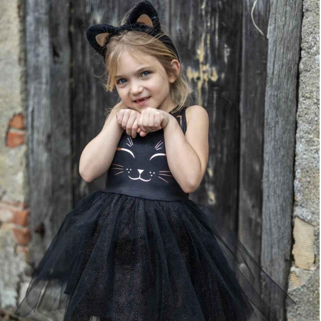 Disfraz Vestido Gato Glam ✨🐱
Edad recomendada: A partir de 4 años (TALLA 5-6 años, pero sirve desde 4 a 6 años)
Incluye: 1 vestido + 1 diadema con orejas de gato
Materiales: Tejidos suaves con detalles termosellados
Cuidados: Lavado a máquina en ciclo suave con agua fría. No usar blanqueador. Secar al aire. Planchar a baja temperatura.