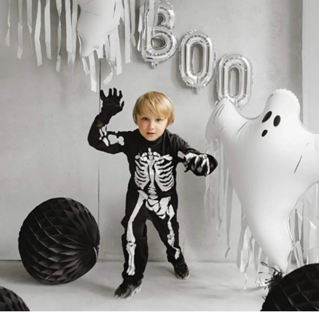 ¡Con este disfraz de esqueleto terrorífico, serás el esqueleto más bailongo de la fiesta! El monoes largo en tono negro con los huesos en blanco, hará destacar. Además, la tela elástica y el cierre de velcro te aseguran una comodidad y practicidad sin igual. ¡Ideal para cualquier disfraz!