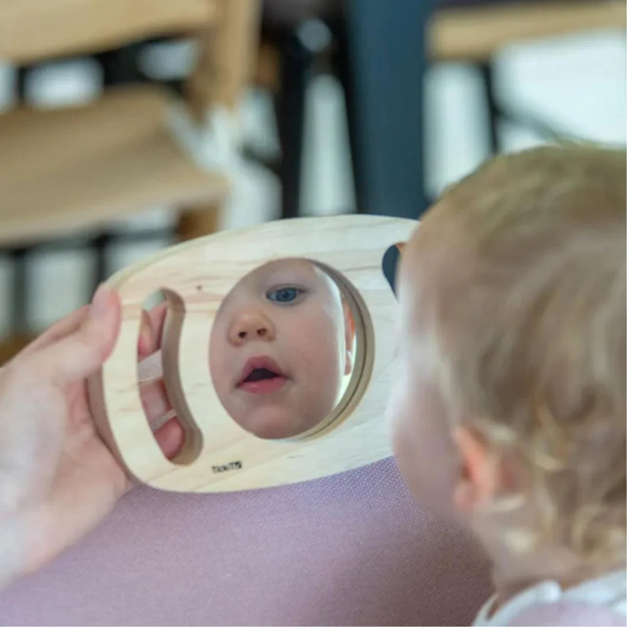 Espejo Plano de Sostenida Fácil – Marco de madera FSC 🌿
Edad recomendada: +12 meses
Dimensiones: 18,5 x 12 x 2 cm (diámetro del espejo: 8 cm)
Incluye: 1 panel de madera con espejo acrílico